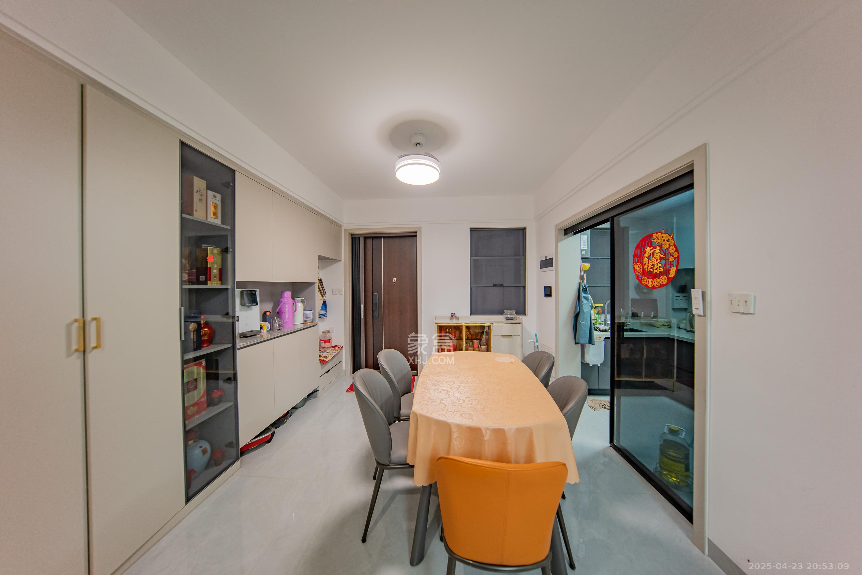 建投象山国际  4室2厅3卫    169.8万 建投象山国际  4室2厅3卫    169.8万客厅