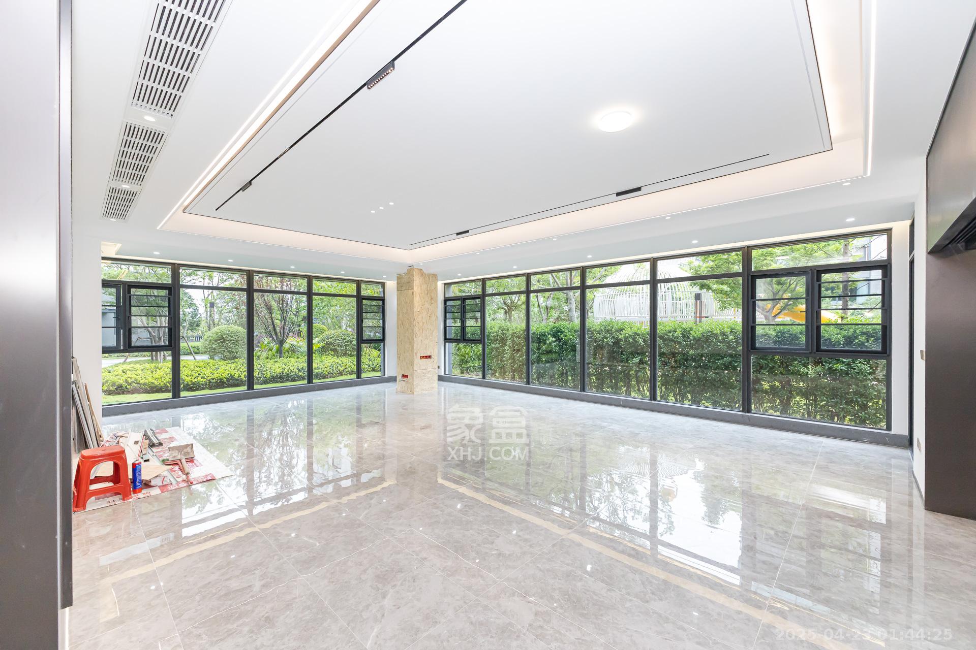 嘉臣道 4室2厅2卫 520.0万 嘉臣道 4室2厅2卫 520.0万客厅