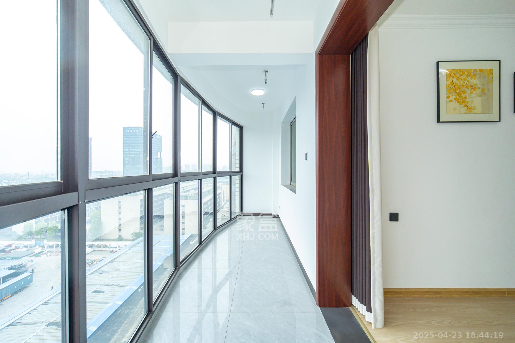 湘绣城 3室2厅2卫 69.8万 湘绣城 3室2厅2卫 69.8万阳台