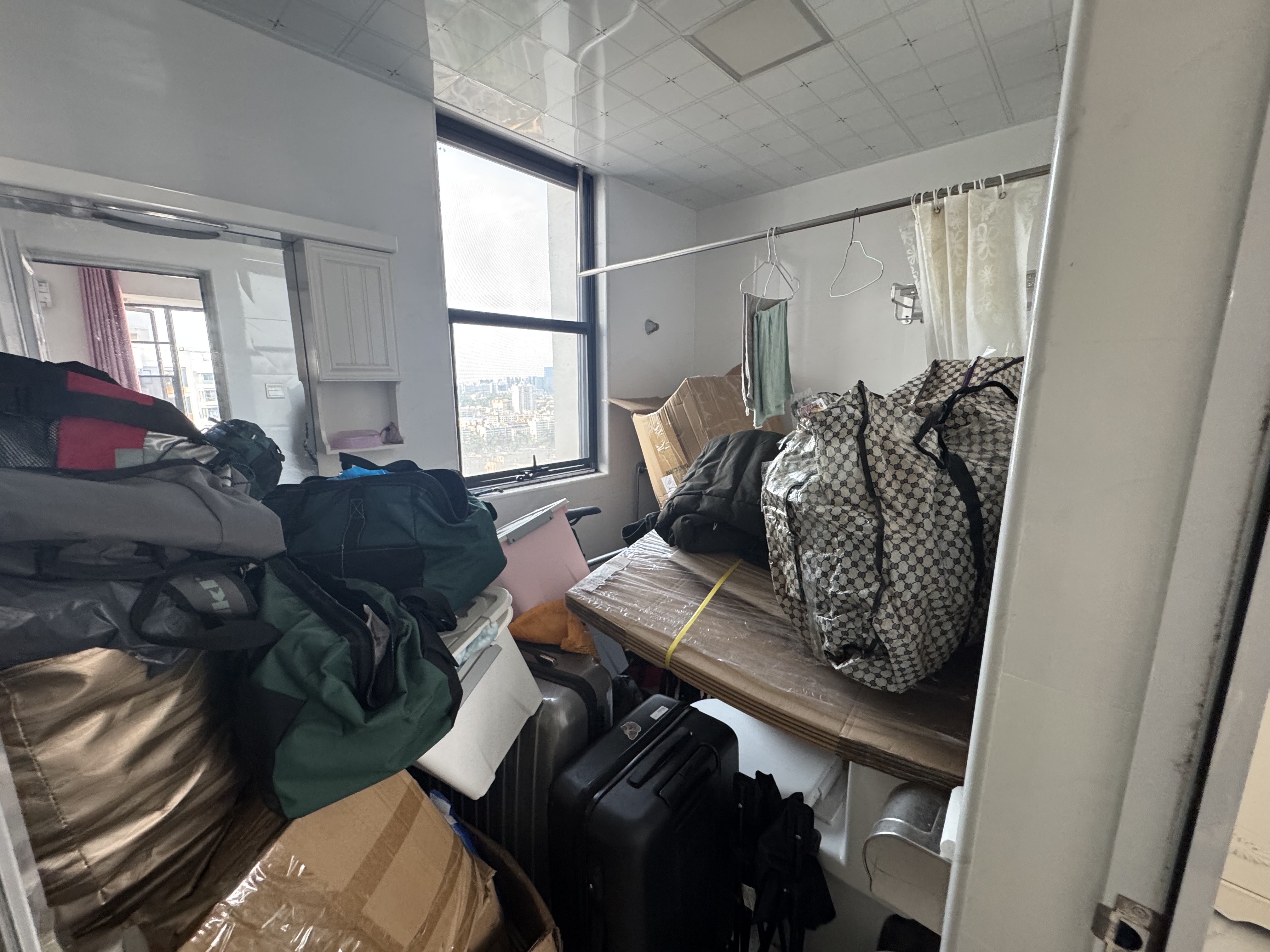 天街华府（海南新天地）  3室2厅2卫   250.00万客厅