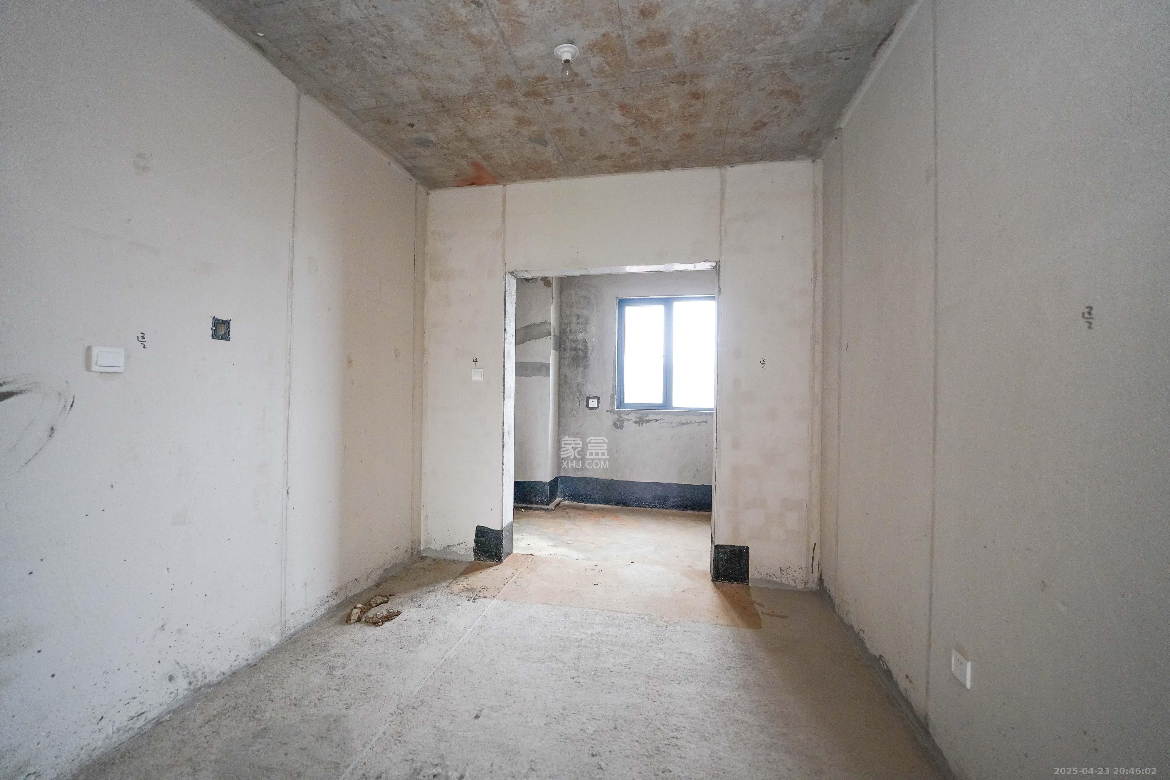 五矿万境蓝山 4室2厅2卫 121.0万 五矿万境蓝山 4室2厅2卫 121.0万客厅