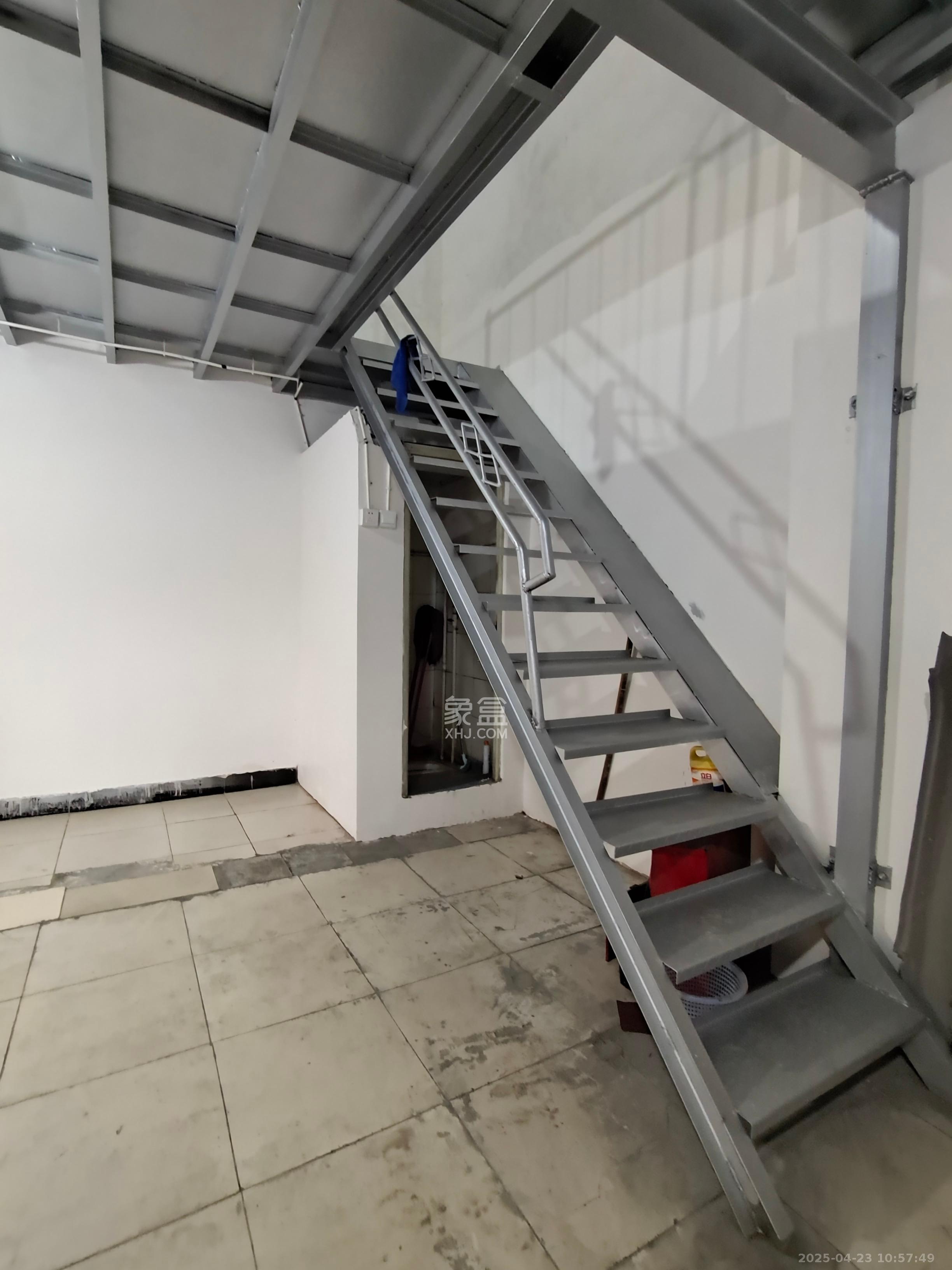 中南汽车世界   22.0㎡      1400.0元/月室内图