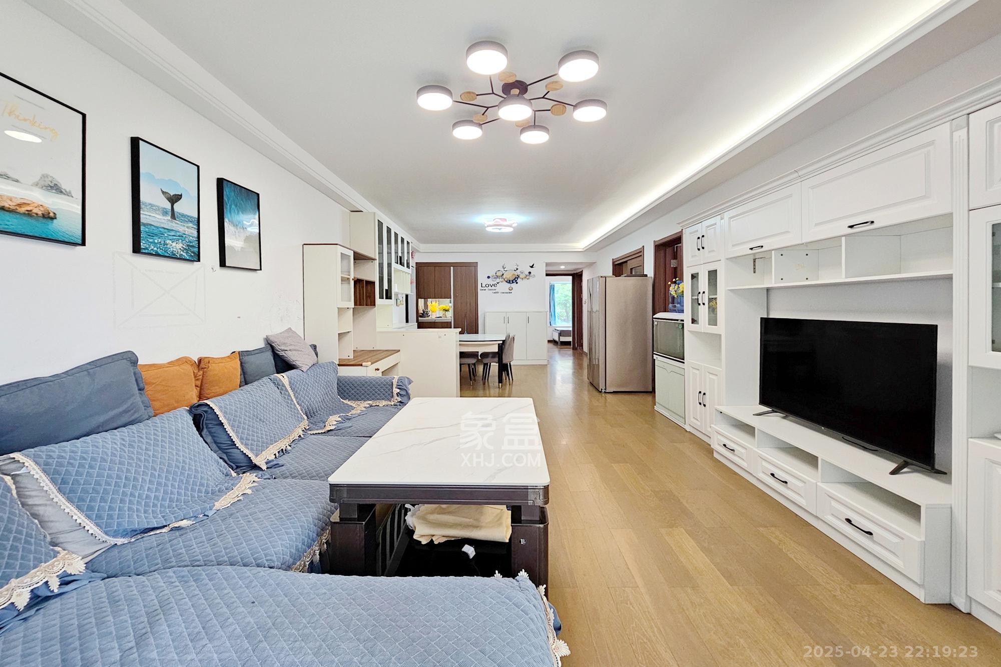 阳光城尚东湾青柠园 3室2厅2卫 105.00万 阳光城尚东湾青柠园 3室2厅2卫 105.00万客厅