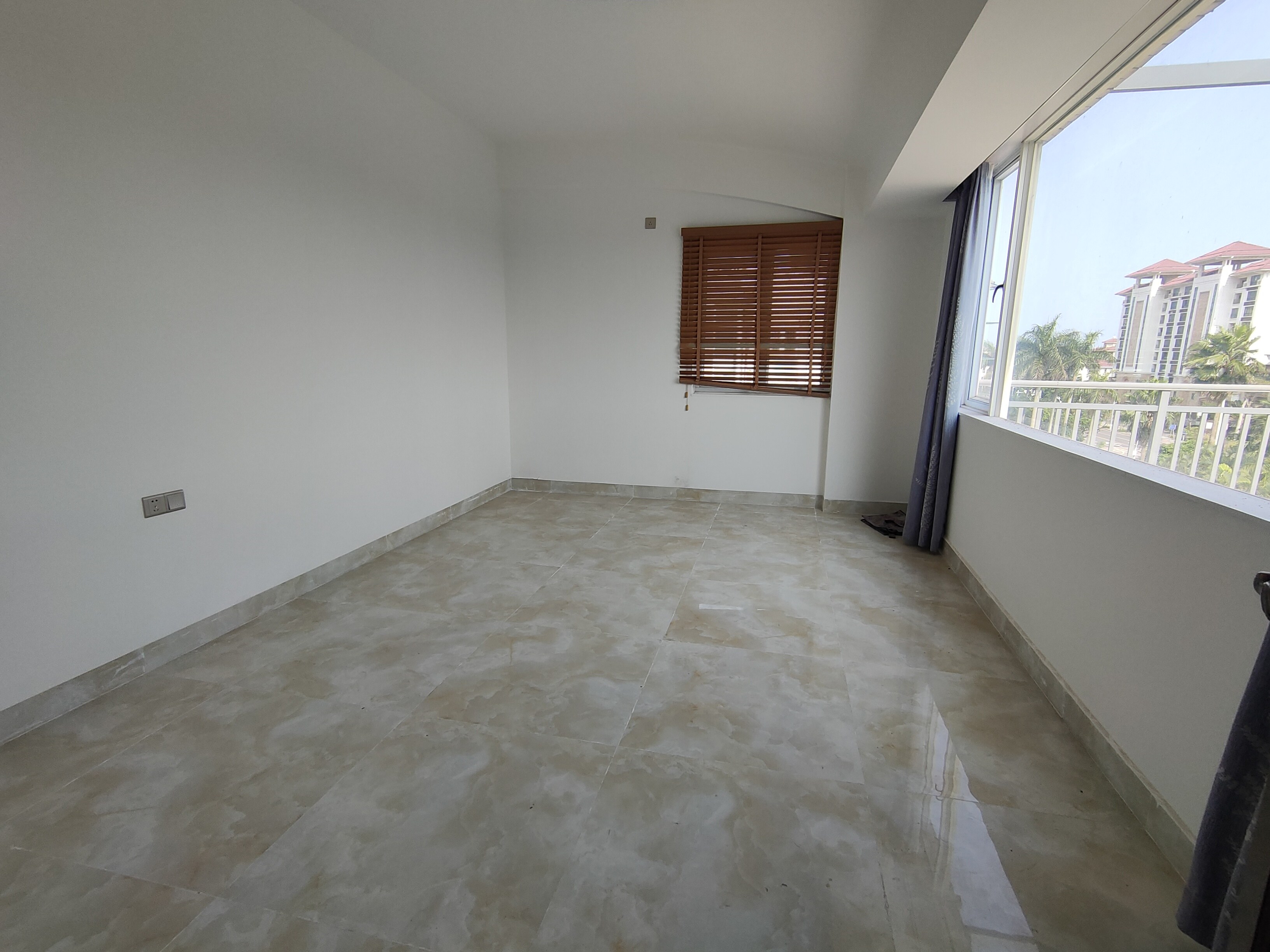 阳光西海岸一期(蓝天公寓别墅区) 3室2厅3卫 339.0万 阳光西海岸一期(蓝天公寓别墅区) 3室2厅3卫 339.0万室内图