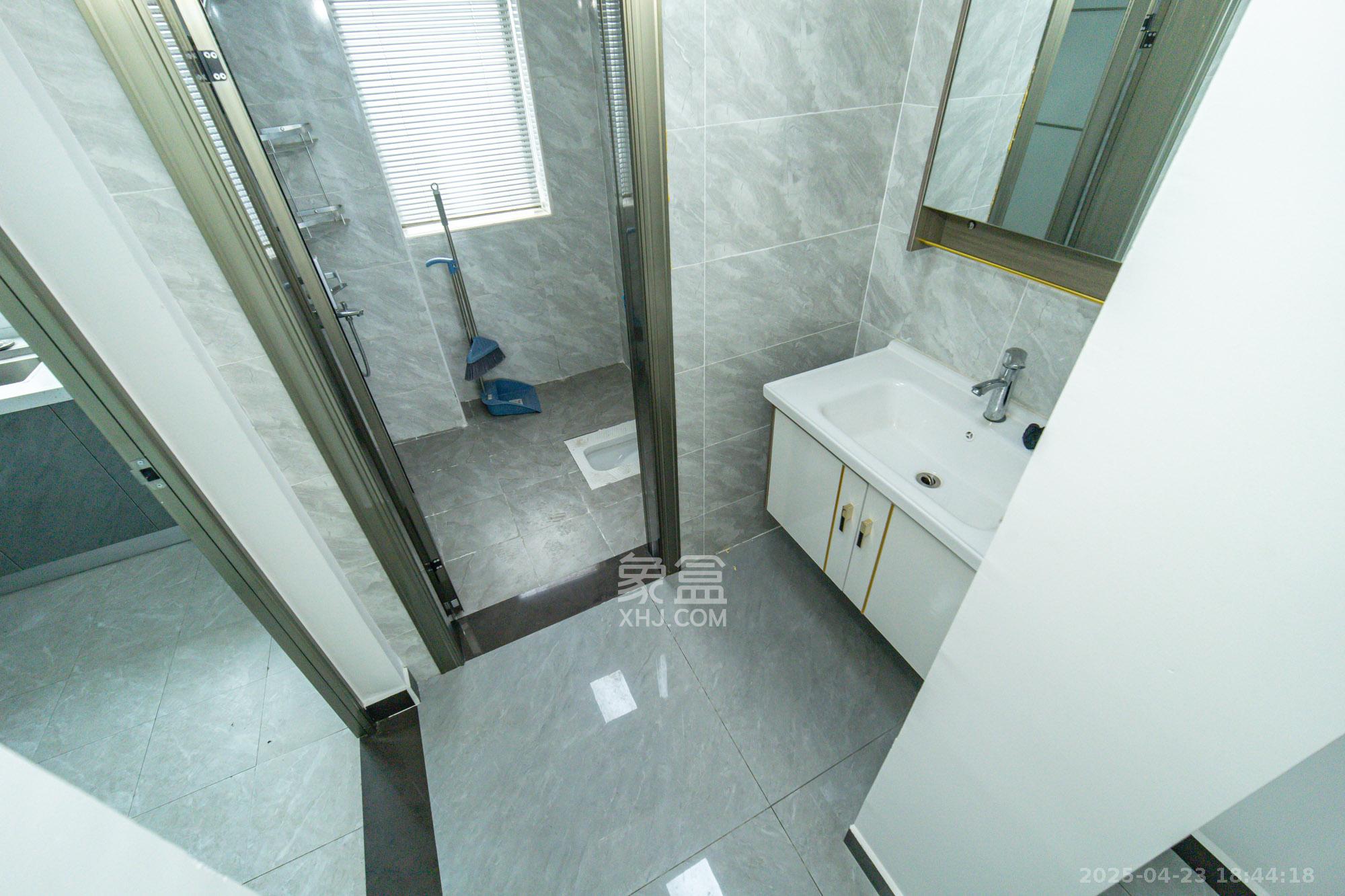 湘绣城 3室2厅2卫 69.8万 湘绣城 3室2厅2卫 69.8万卫生间