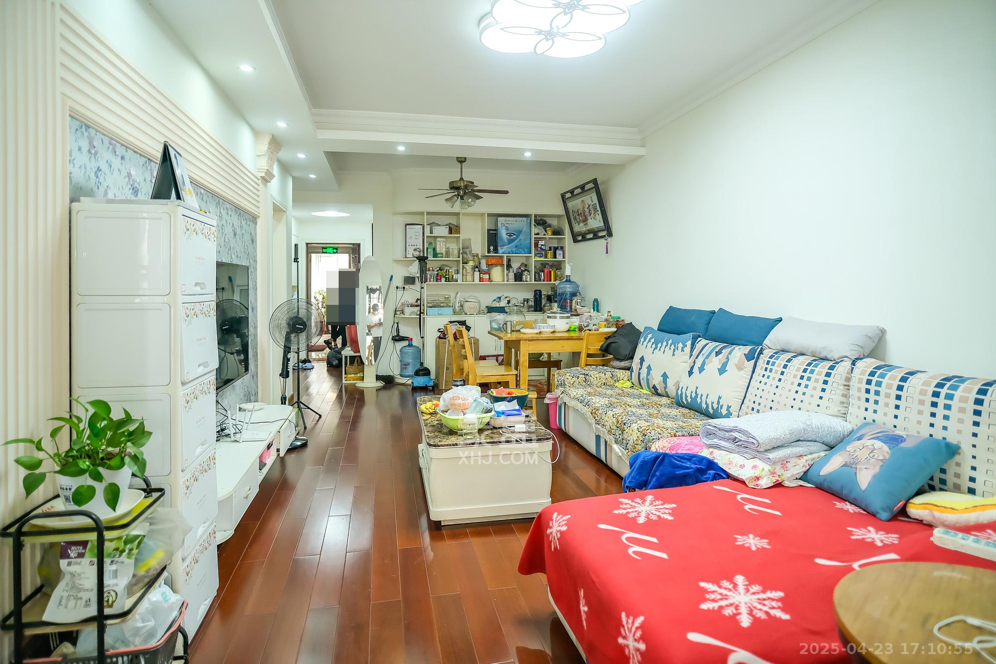 保利香槟国际 3室2厅1卫 73.8万 保利香槟国际 3室2厅1卫 73.8万客厅