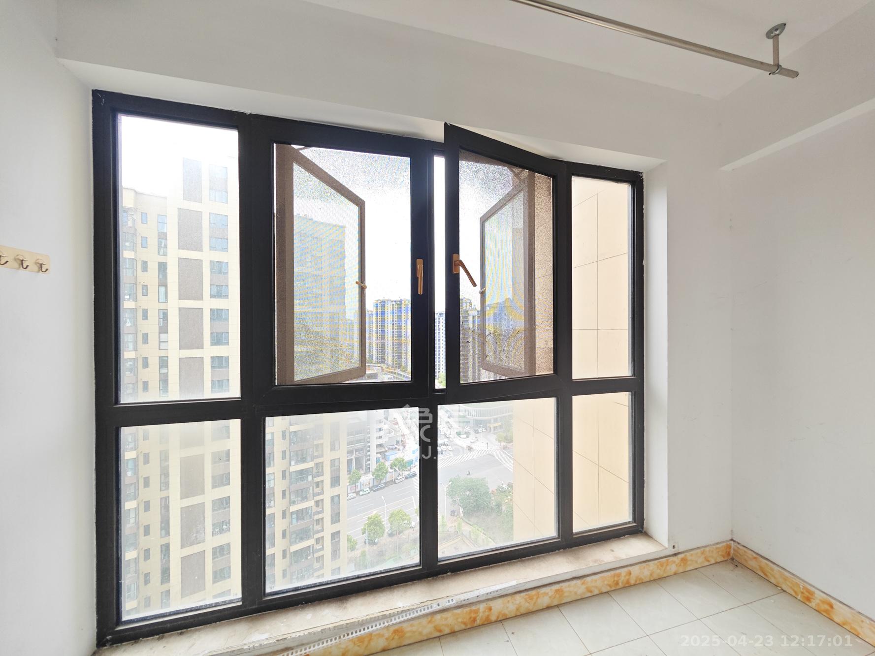 卓越蔚蓝城邦  3室2厅2卫    75.0万其他