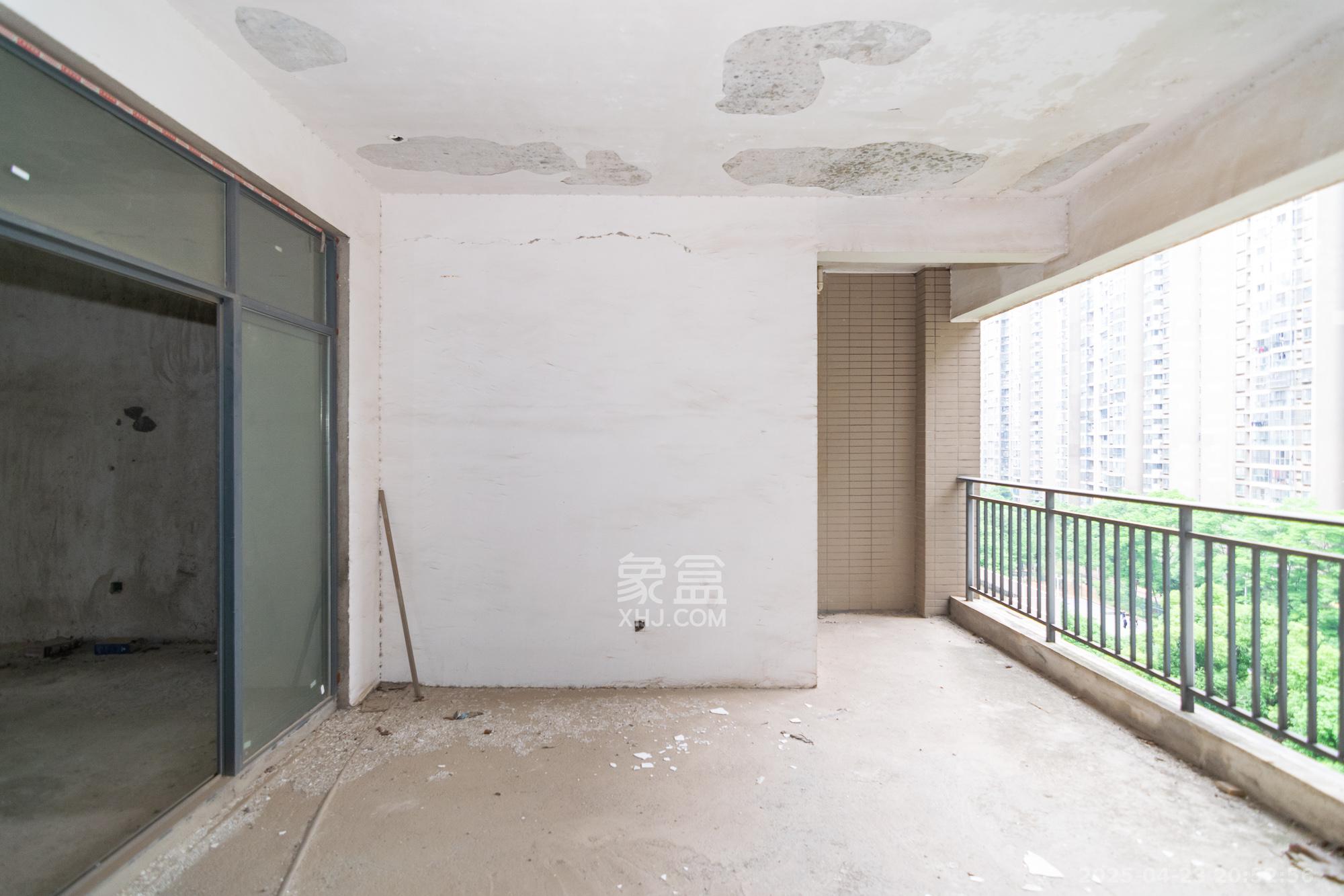 联诚国际城  4室2厅2卫    95.0万客厅