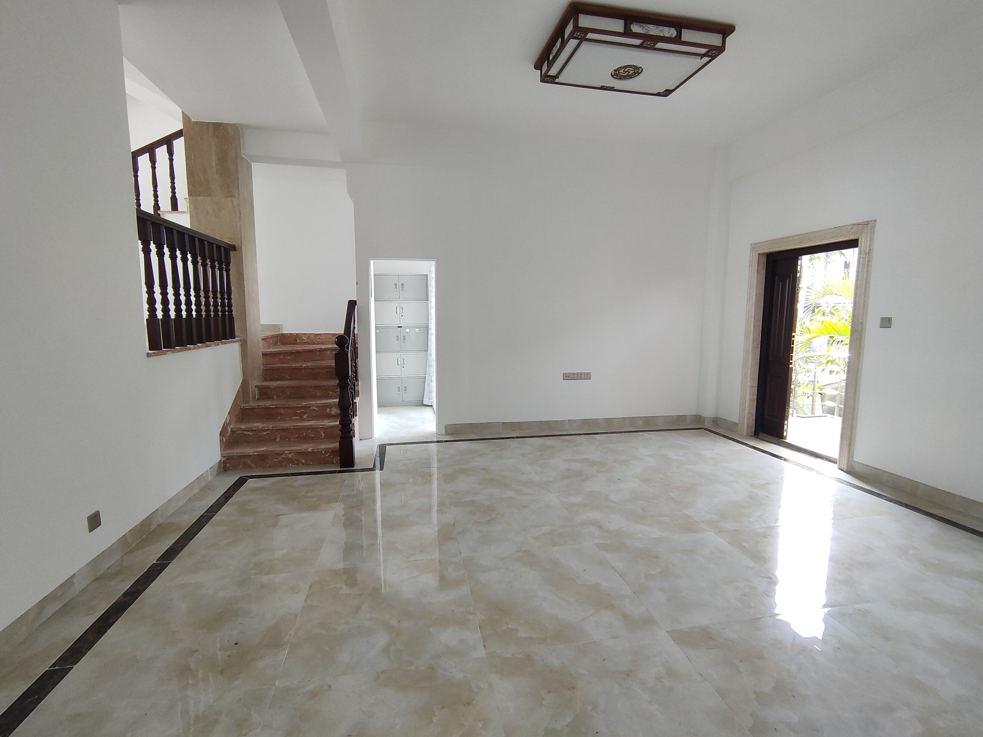 阳光西海岸一期(蓝天公寓别墅区) 3室2厅3卫 339.0万 阳光西海岸一期(蓝天公寓别墅区) 3室2厅3卫 339.0万室内图