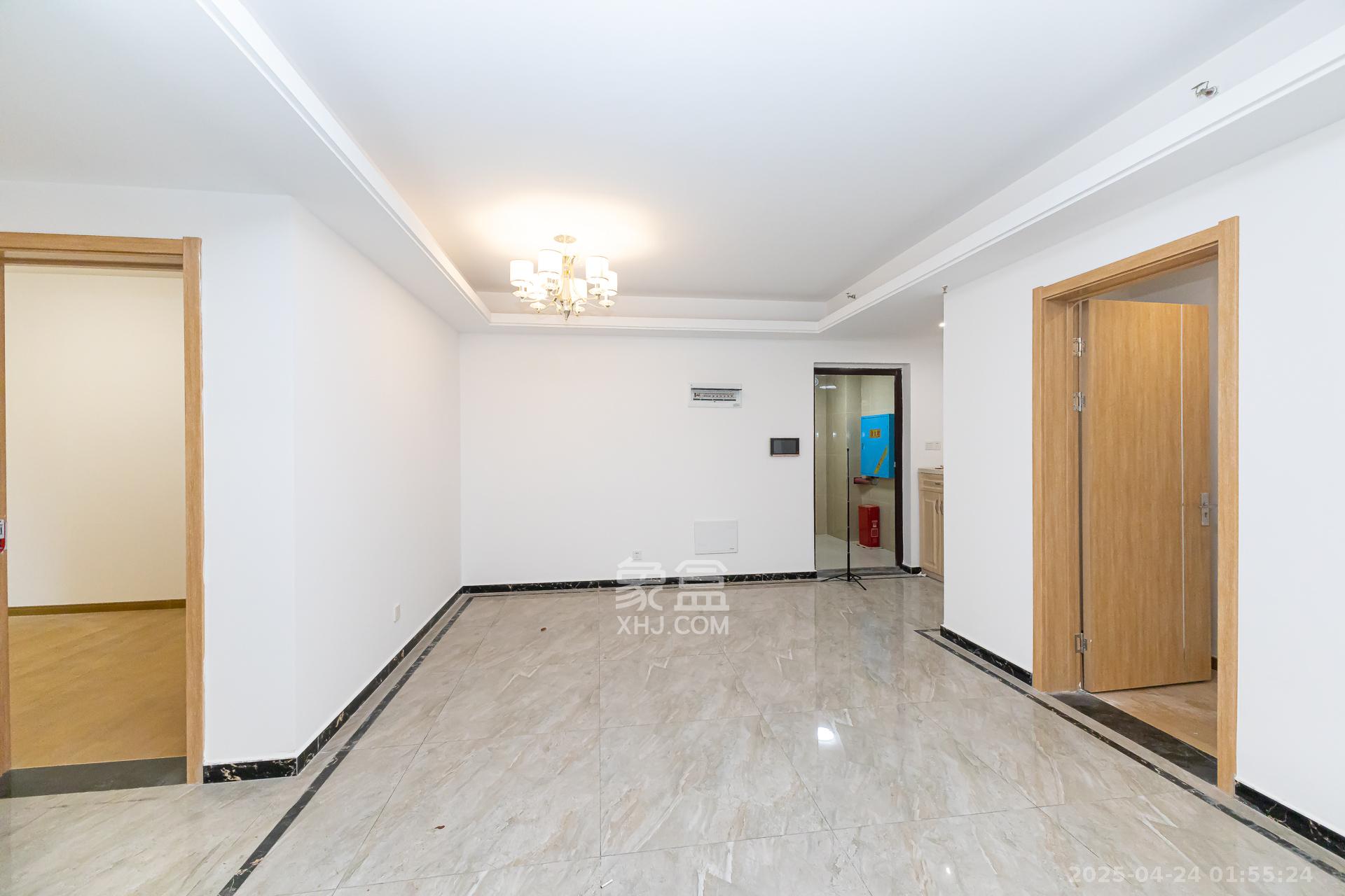 万润滨江天著 3室2厅2卫 125.0万 万润滨江天著 3室2厅2卫 125.0万客厅