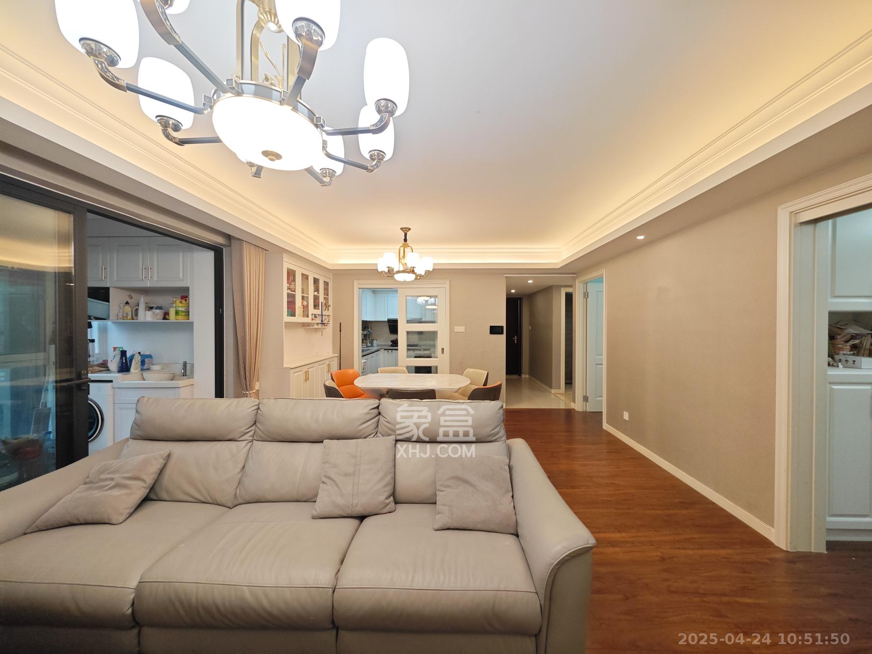 万科魅力之城锋镜里  4室2厅2卫    148.0万客厅