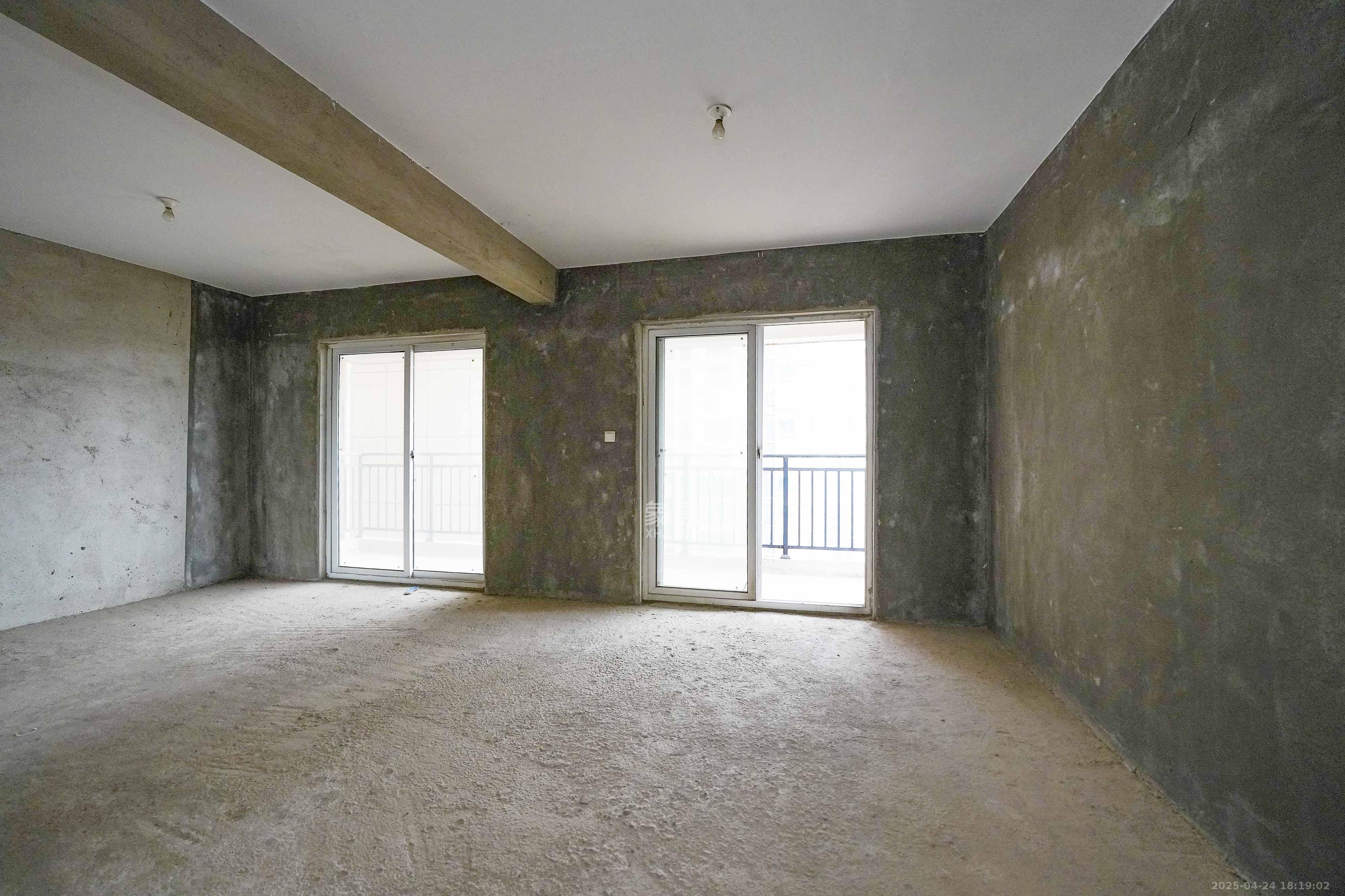 鑫天格林香山  4室2厅2卫    64.0万 鑫天格林香山  4室2厅2卫    64.0万卧室