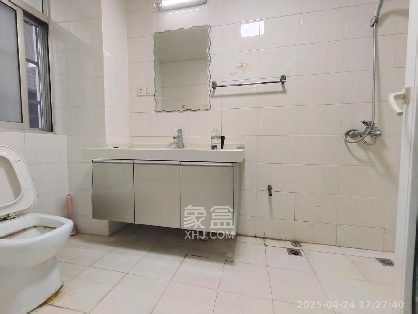 龙柏小区  4室2厅2卫   3200.00元/月室内图