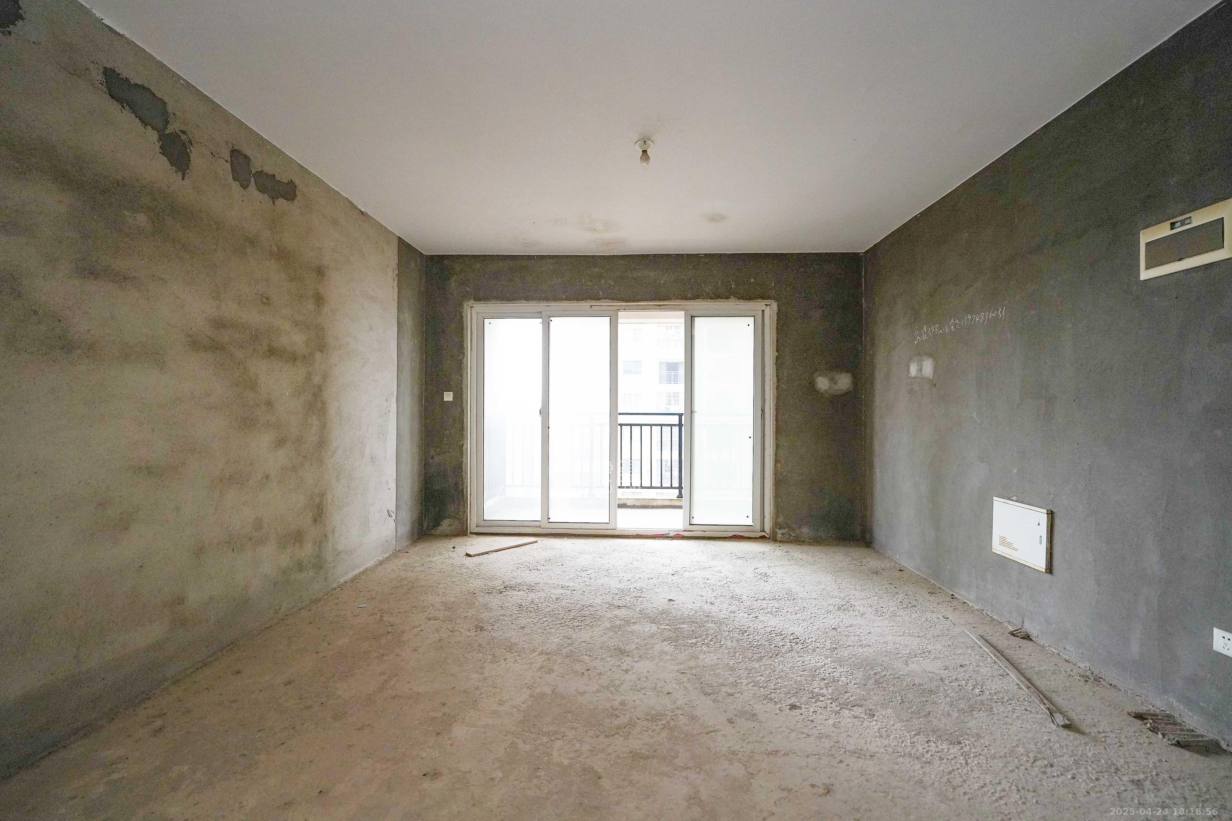 鑫天格林香山  4室2厅2卫    64.0万 鑫天格林香山  4室2厅2卫    64.0万客厅