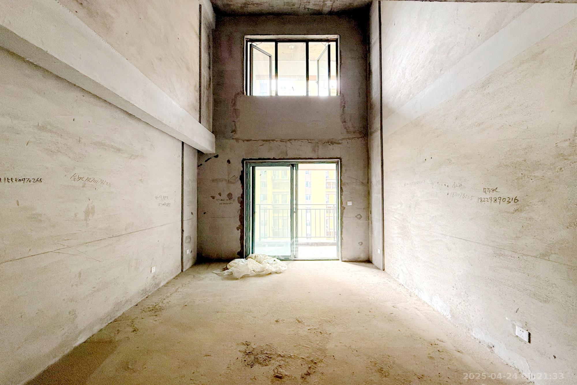 澳海谷山府 4室2厅2卫 76.0万 澳海谷山府 4室2厅2卫 76.0万客厅