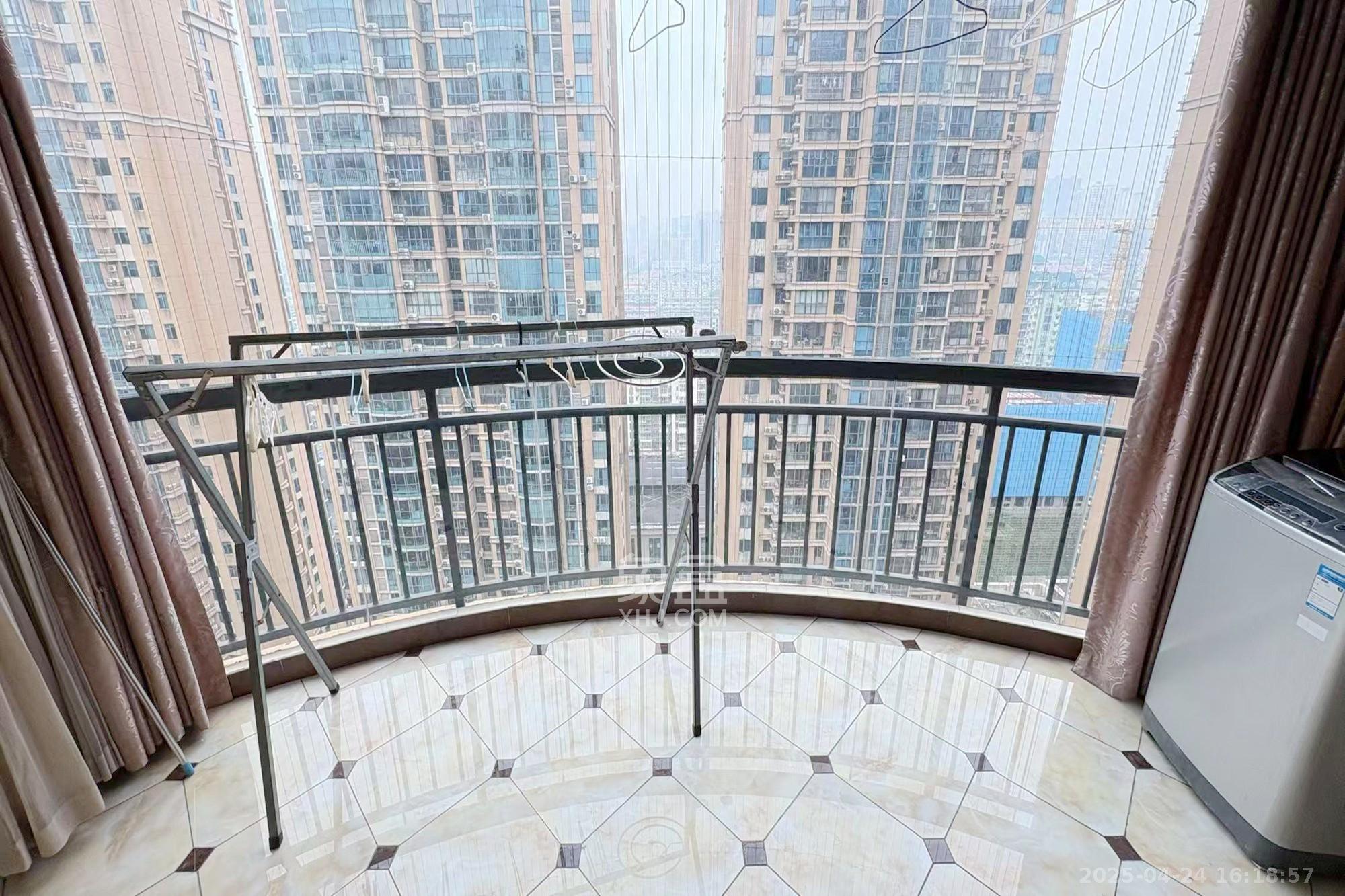 融圣国际  3室2厅2卫    176.0万阳台