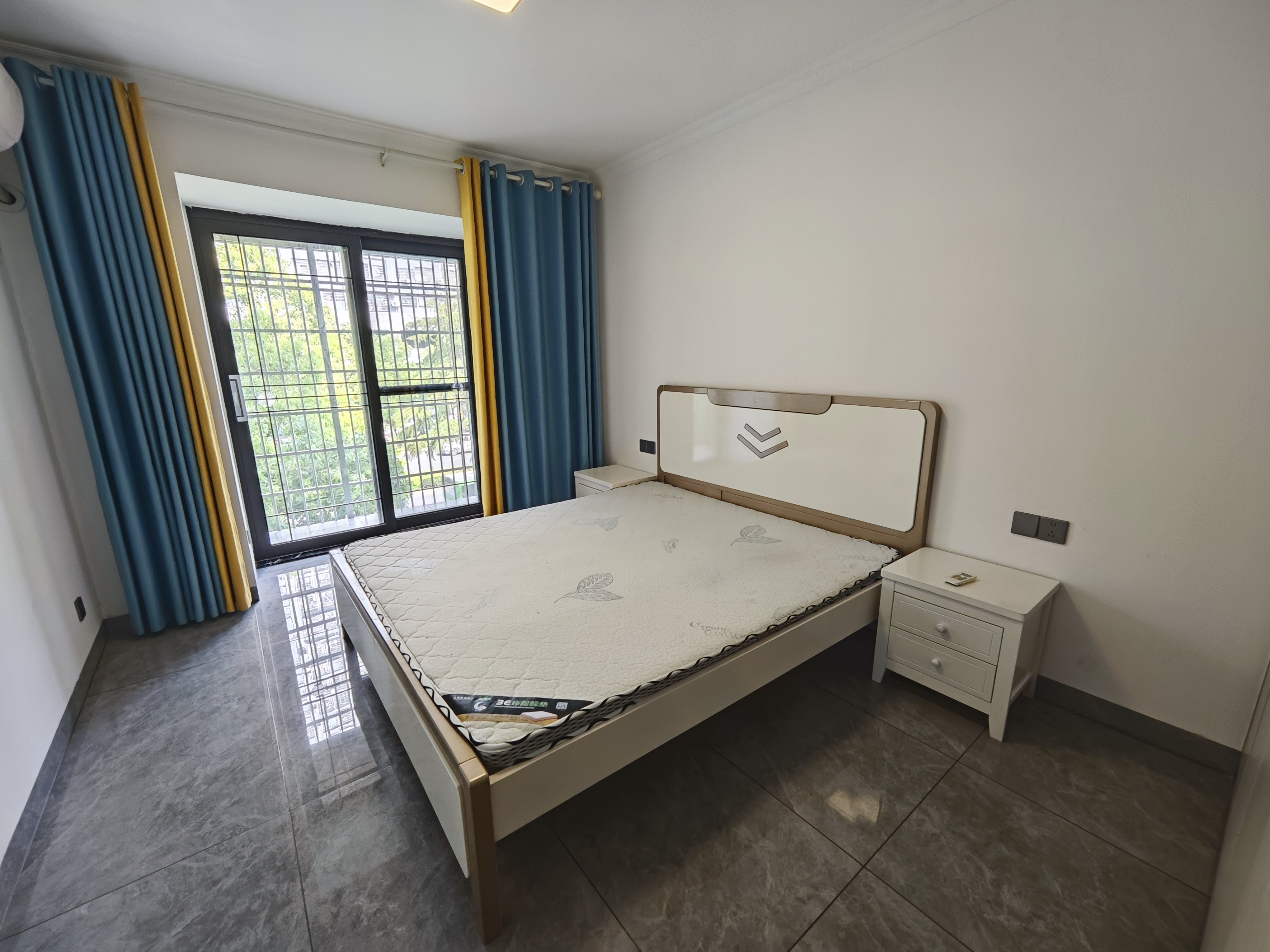 娄星东苑  5室2厅2卫    2500.0元/月室内图