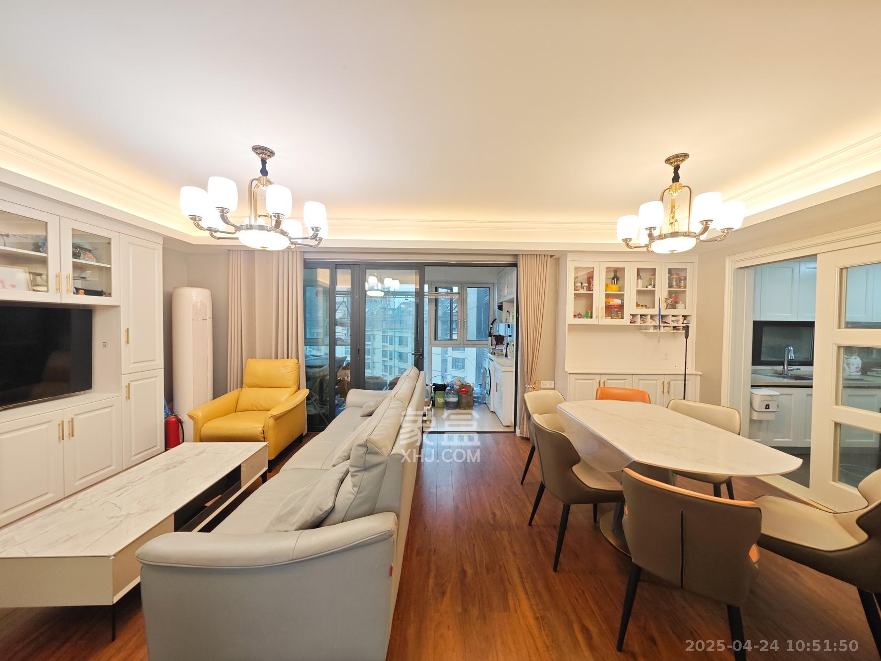 万科魅力之城锋镜里  4室2厅2卫    148.0万客厅