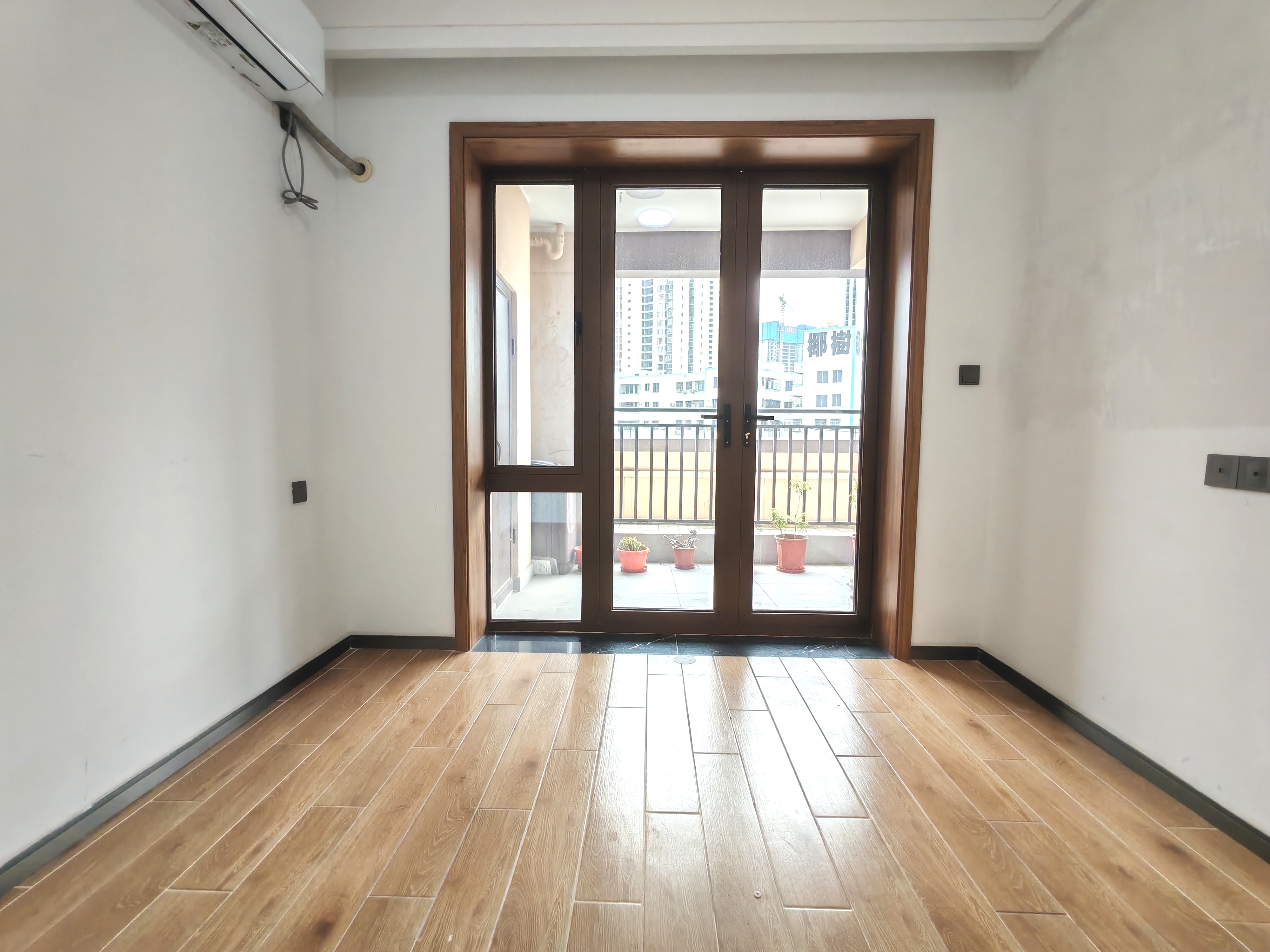 海航豪庭南苑 2室2厅2卫 279.0万 海航豪庭南苑 2室2厅2卫 279.0万客厅