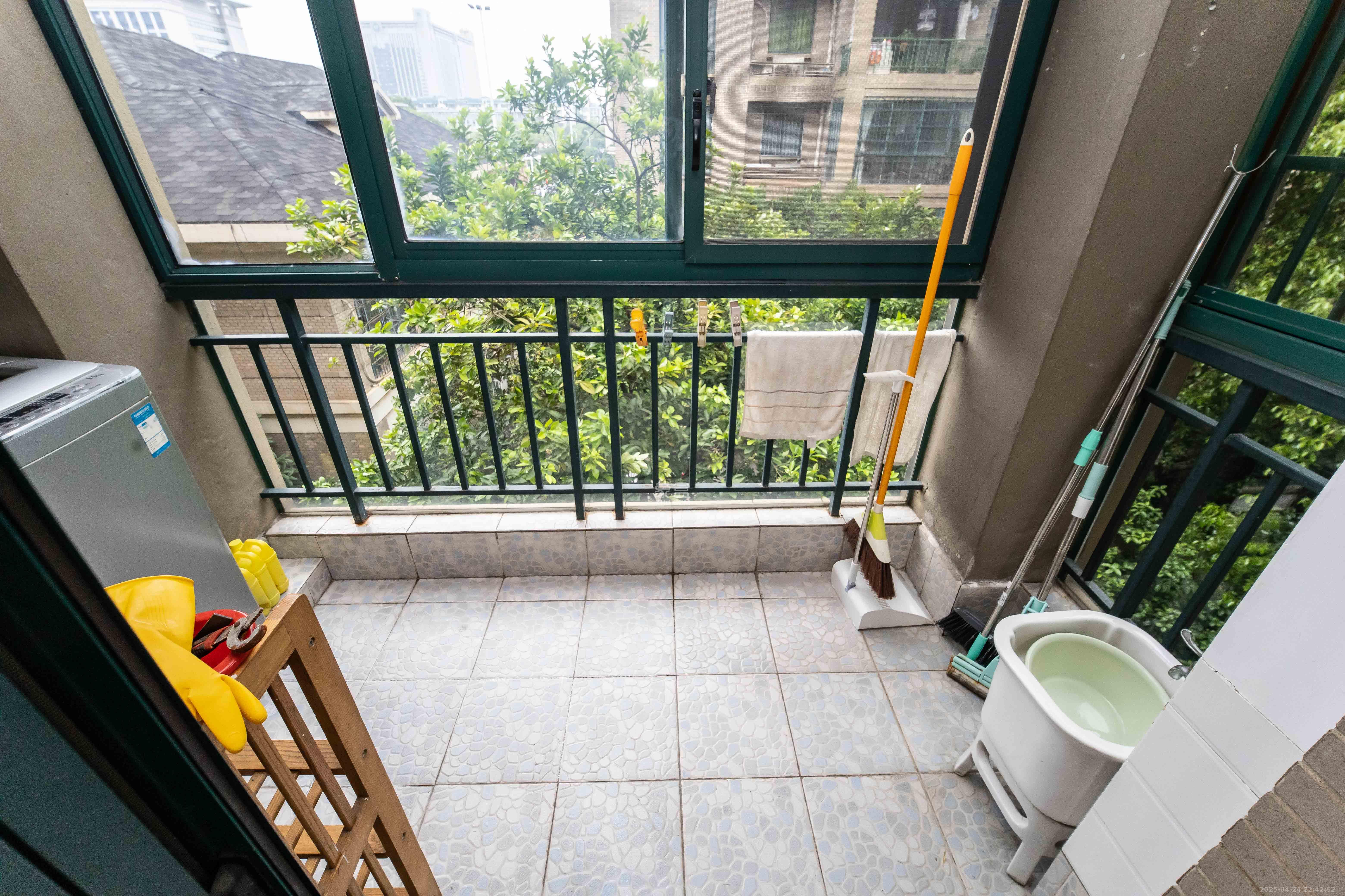 星城世家  3室2厅2卫    165.0万 星城世家  3室2厅2卫    165.0万阳台