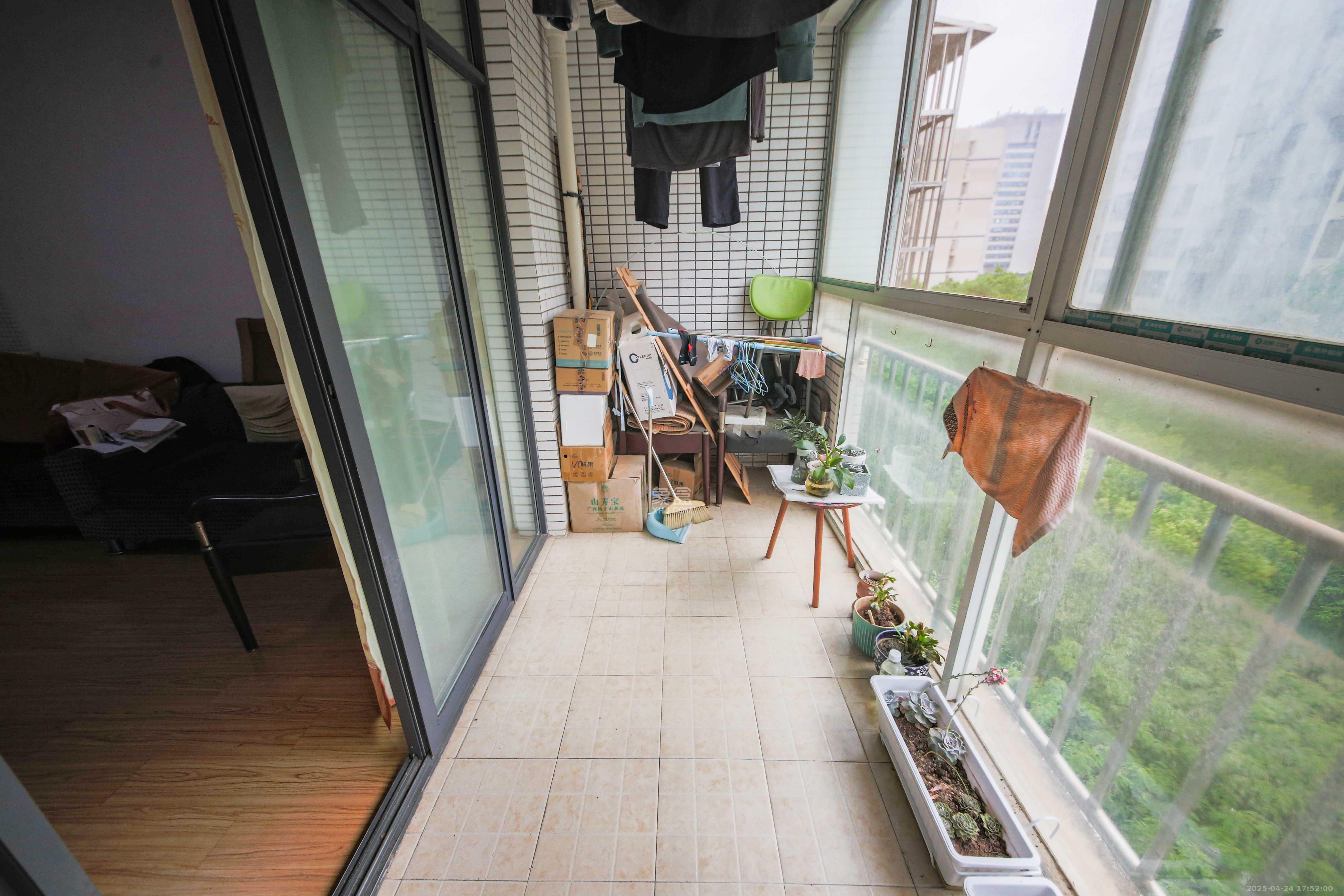 满庭芳小区  2室2厅1卫    73.0万阳台