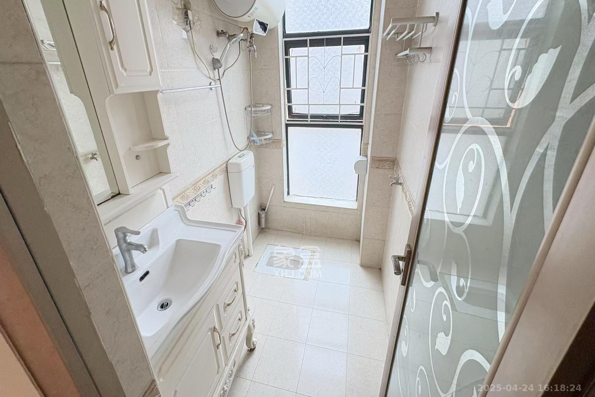 融圣国际  3室2厅2卫    176.0万卫生间