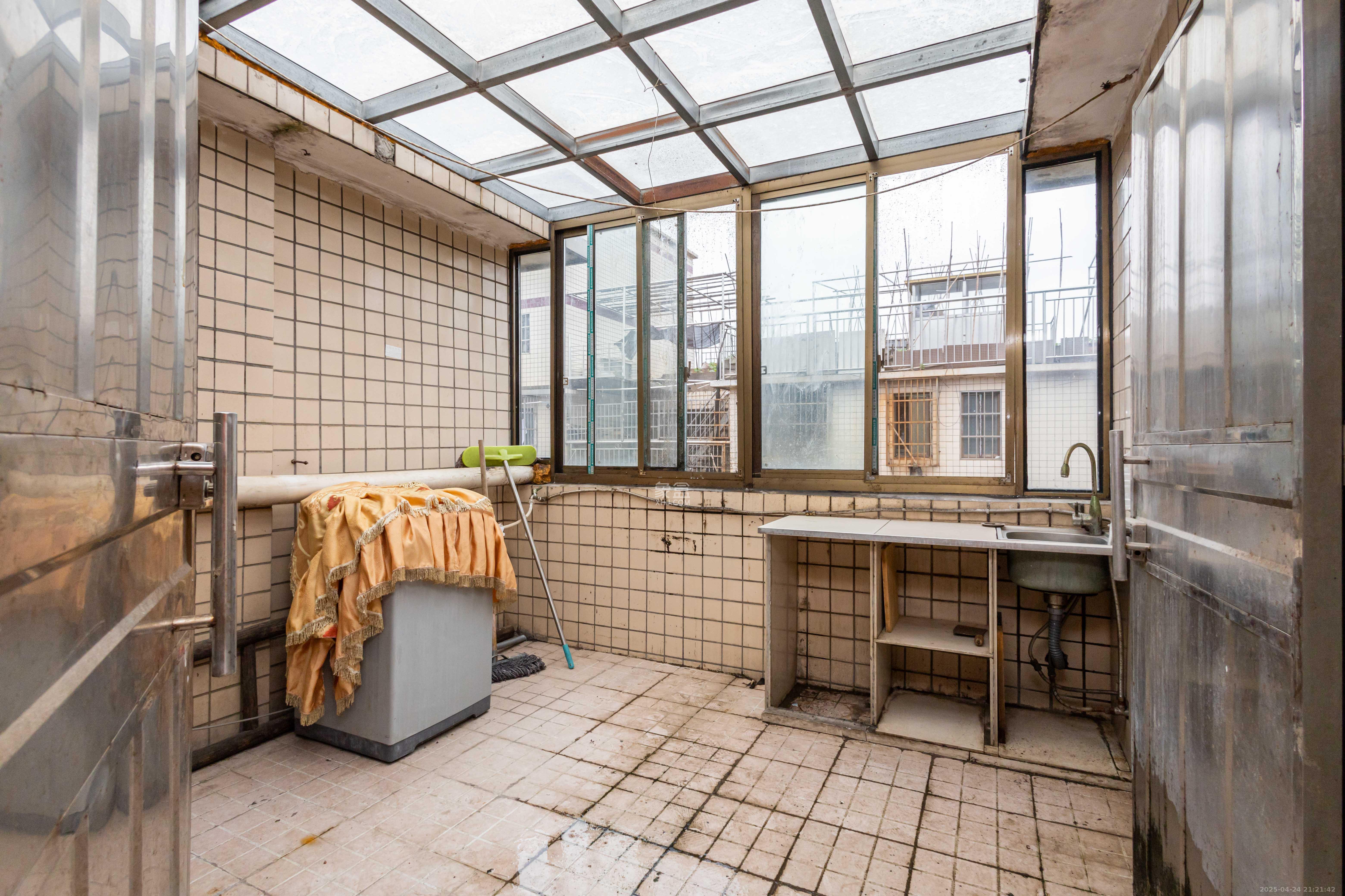 华湘安置小区  8室6厅3卫    210.0万 华湘安置小区  8室6厅3卫    210.0万厨房