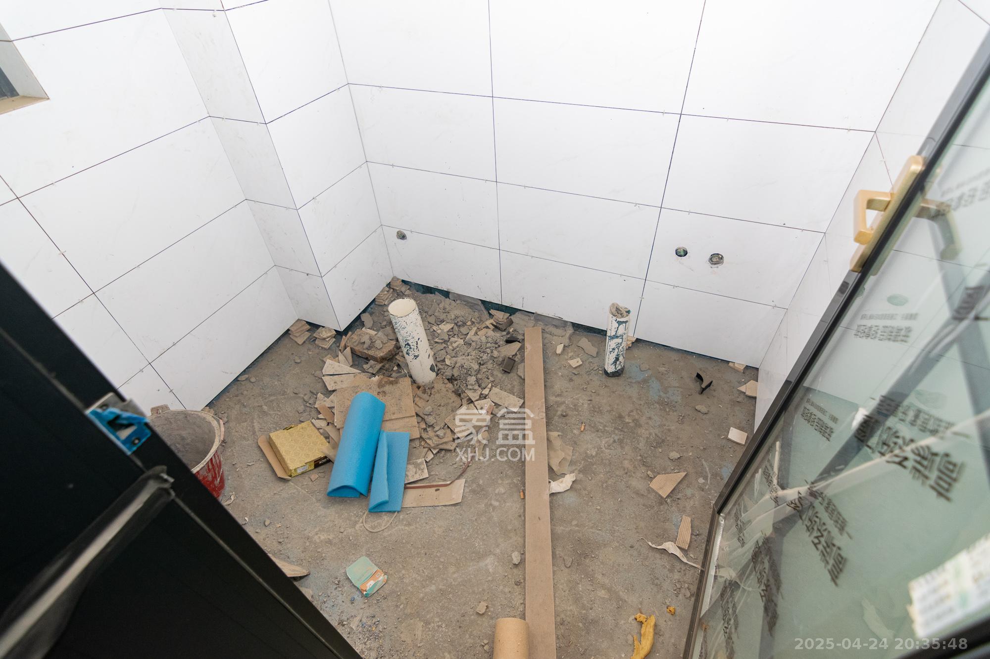 澳海月亮湾 4室2厅2卫 65.0万 澳海月亮湾 4室2厅2卫 65.0万卫生间