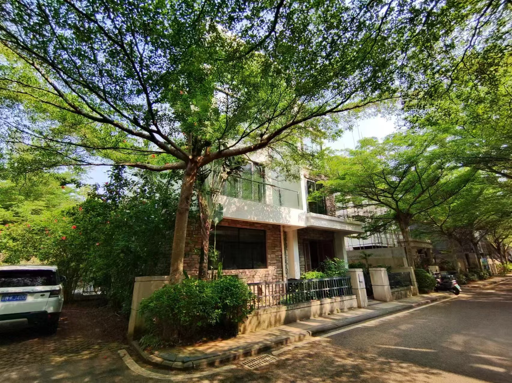 海景壹号 6室2厅4卫 2100.0万 海景壹号 6室2厅4卫 2100.0万客厅