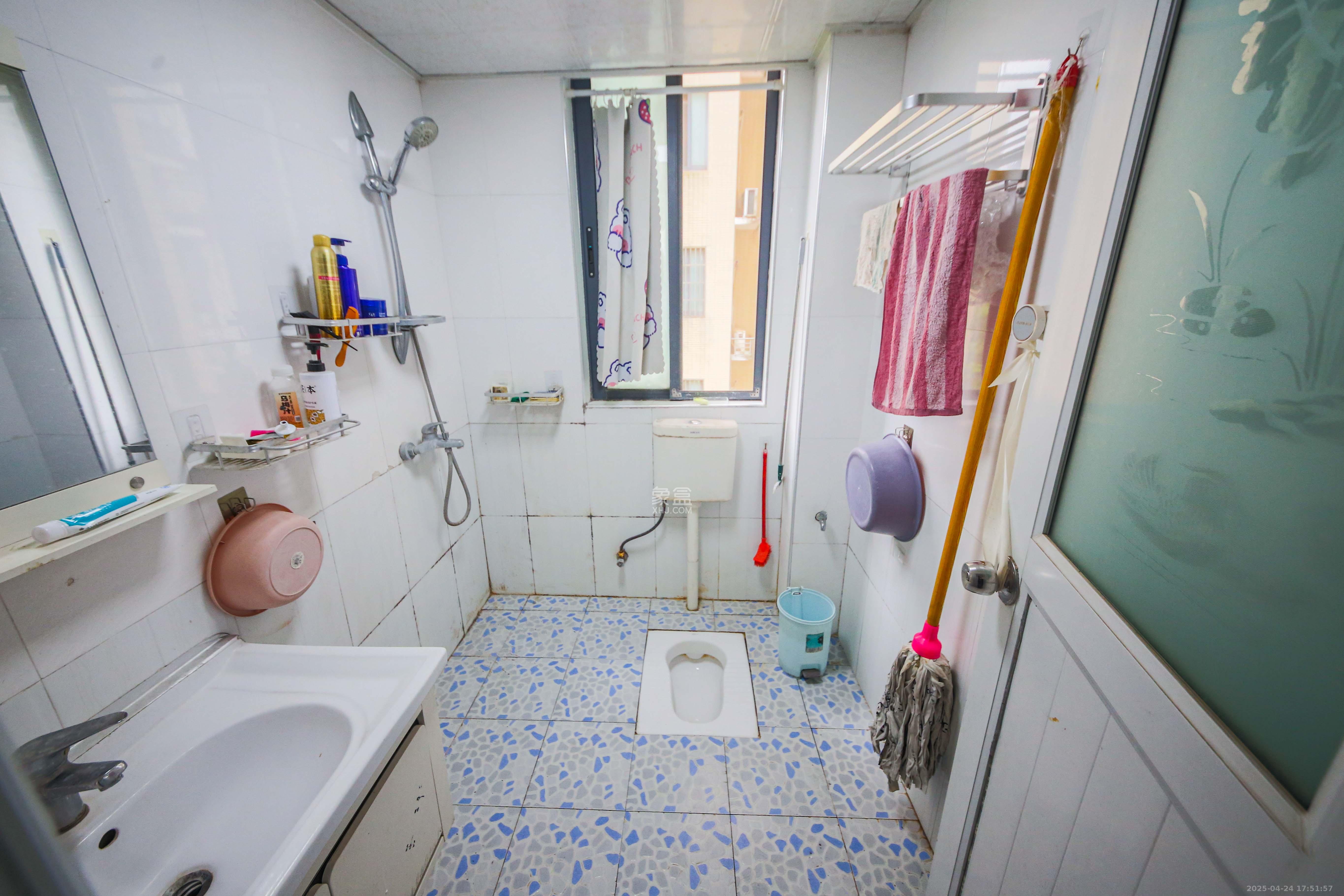 满庭芳小区  2室2厅1卫    73.0万卫生间