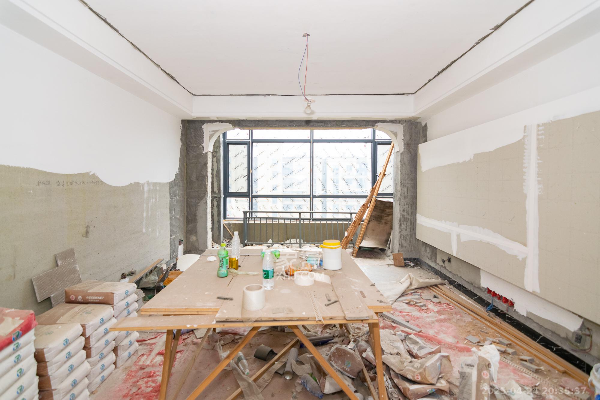 澳海月亮湾 4室2厅2卫 65.0万 澳海月亮湾 4室2厅2卫 65.0万客厅