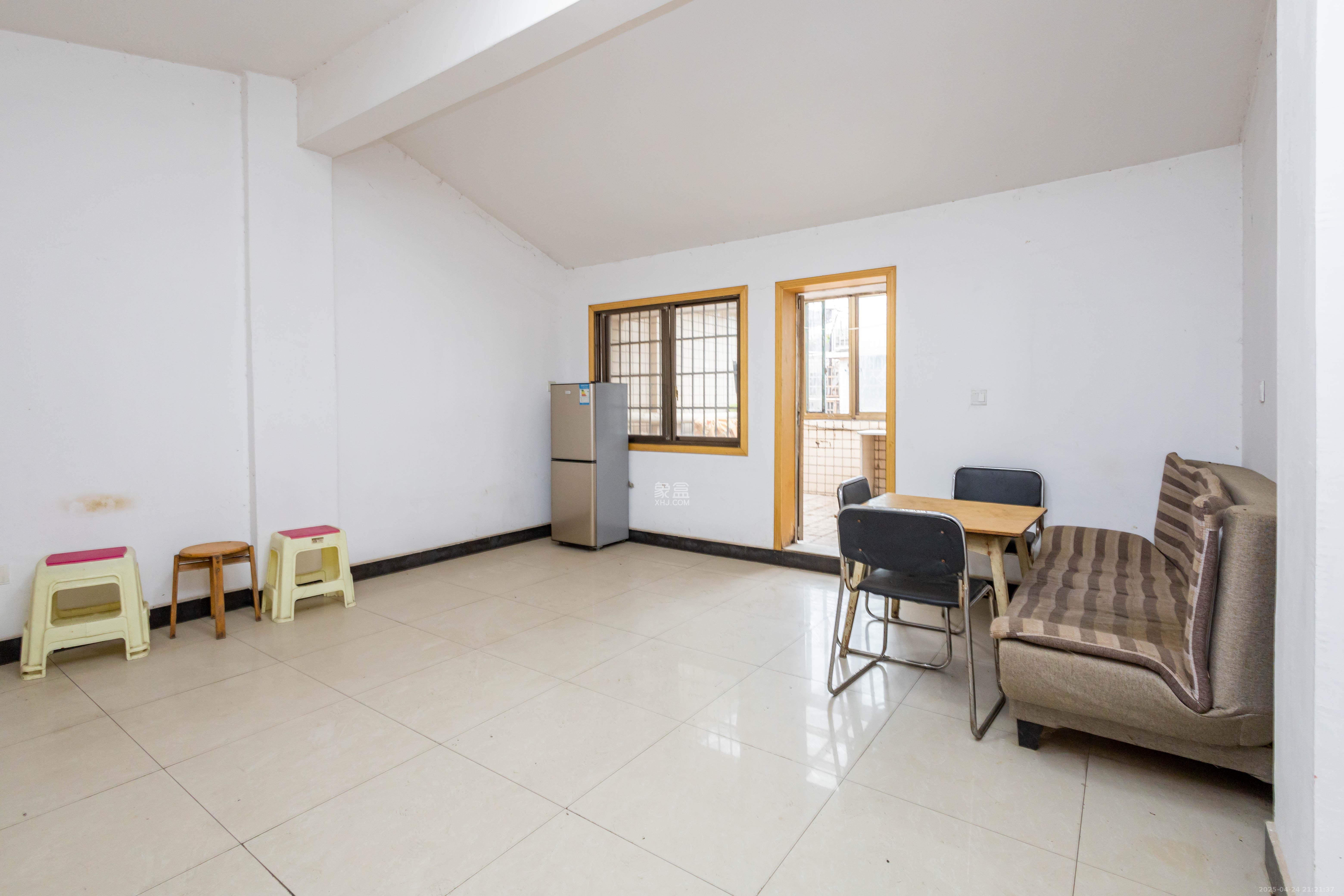 华湘安置小区  8室6厅3卫    210.0万 华湘安置小区  8室6厅3卫    210.0万客厅