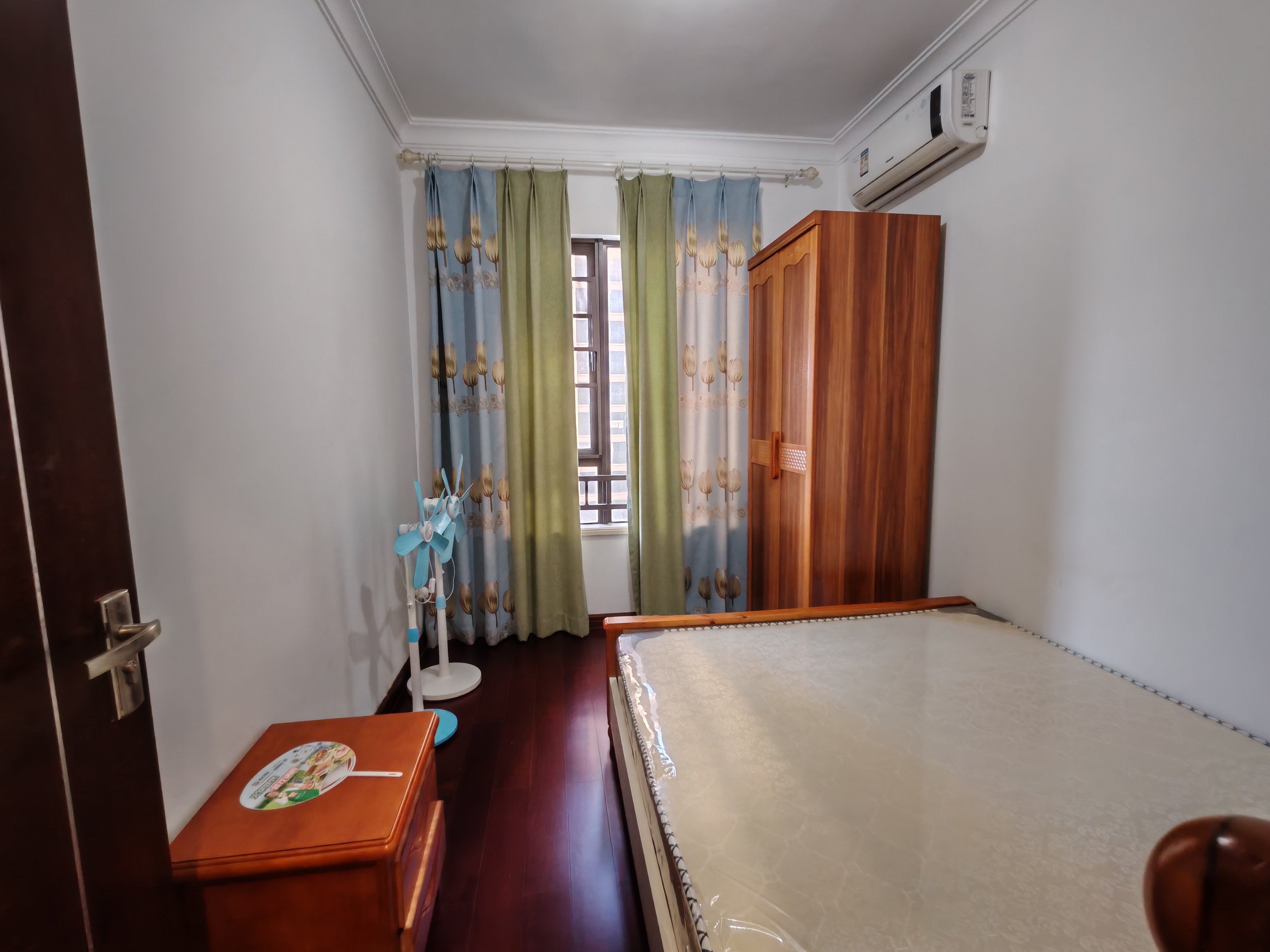 中海锦城 3室2厅2卫 180.0万 中海锦城 3室2厅2卫 180.0万客厅