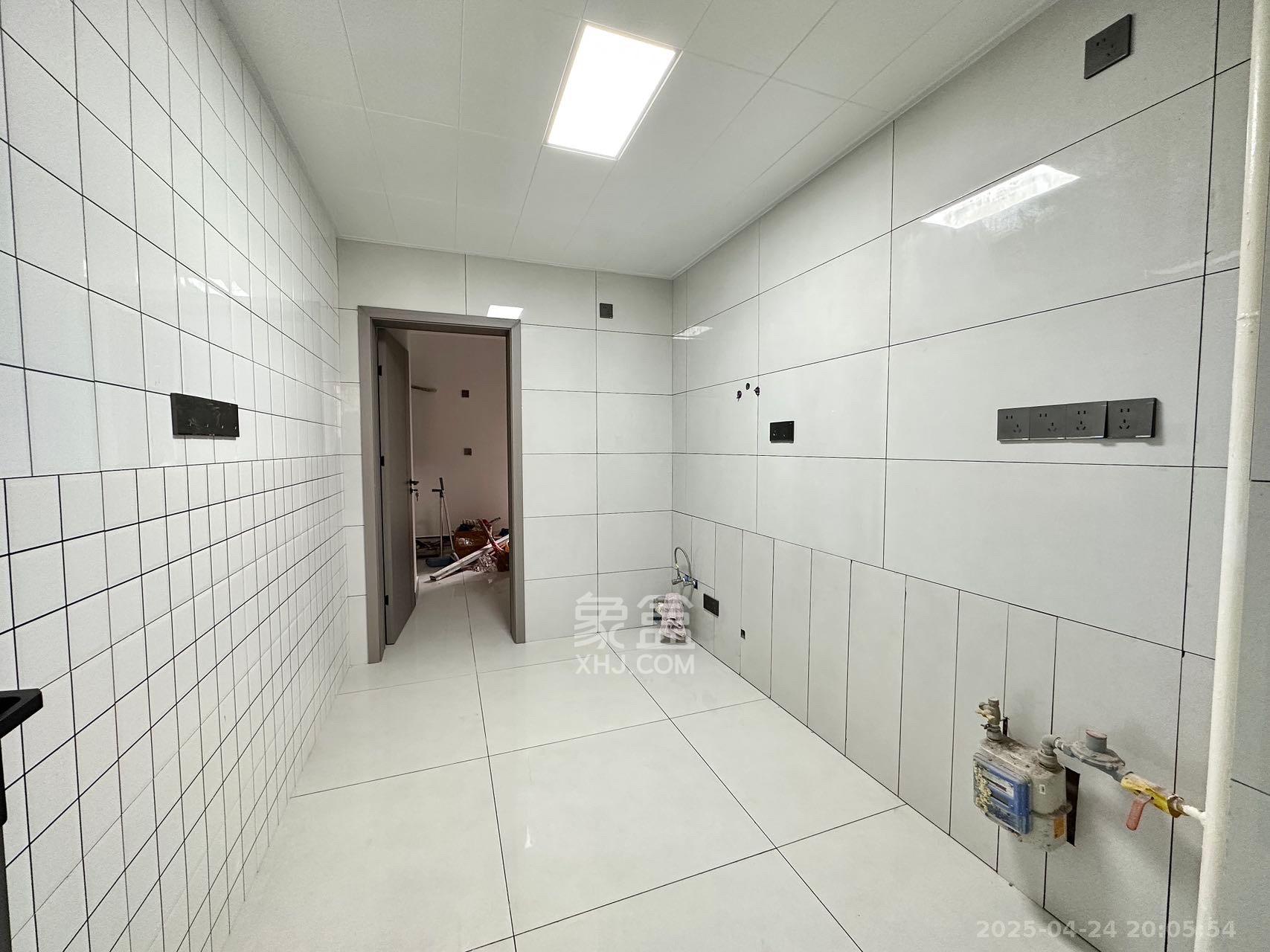 家和院  4室2厅2卫   2200.00元/月室内图