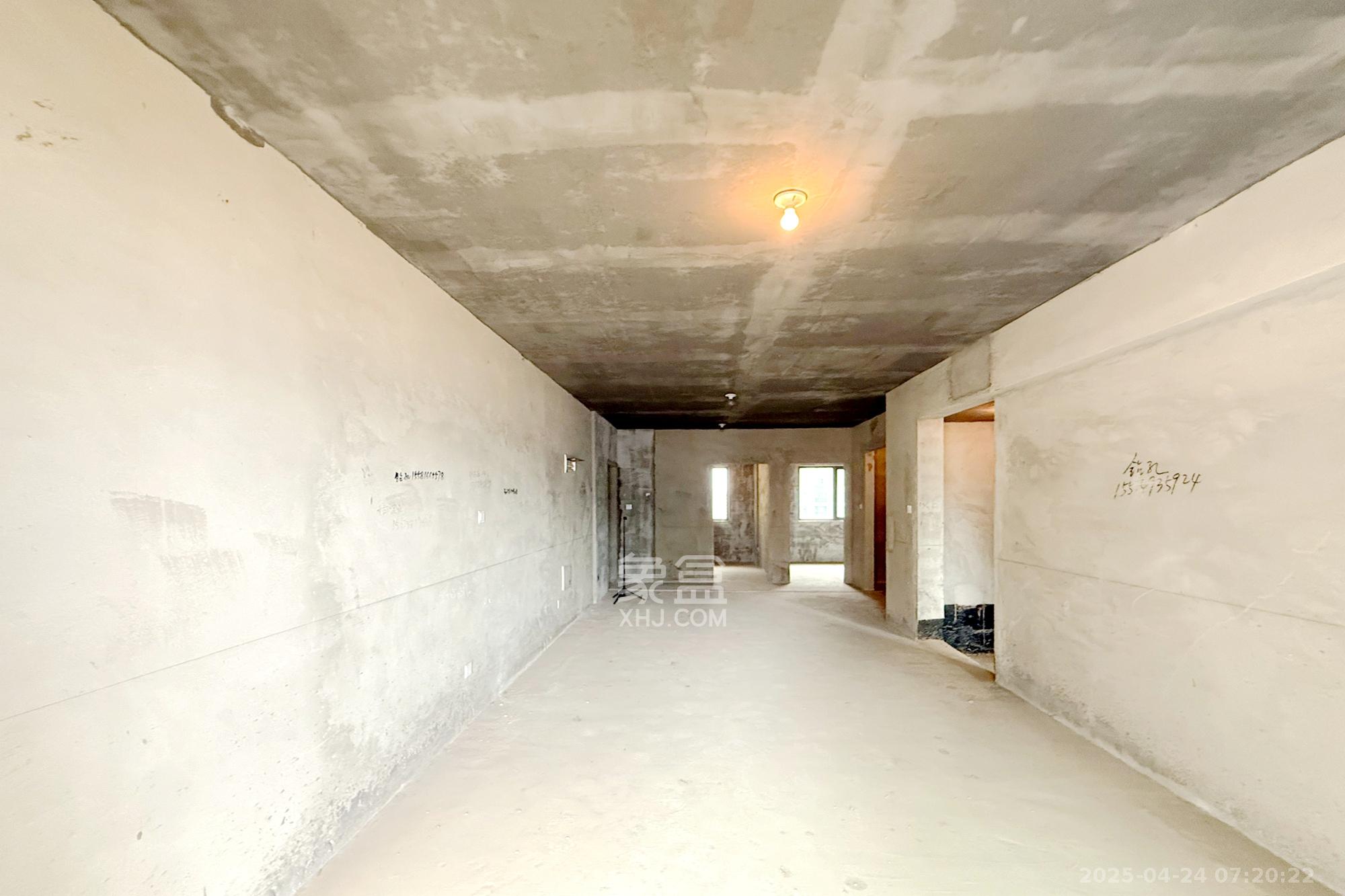 澳海澜庭 3室2厅1卫 69.5万 澳海澜庭 3室2厅1卫 69.5万客厅