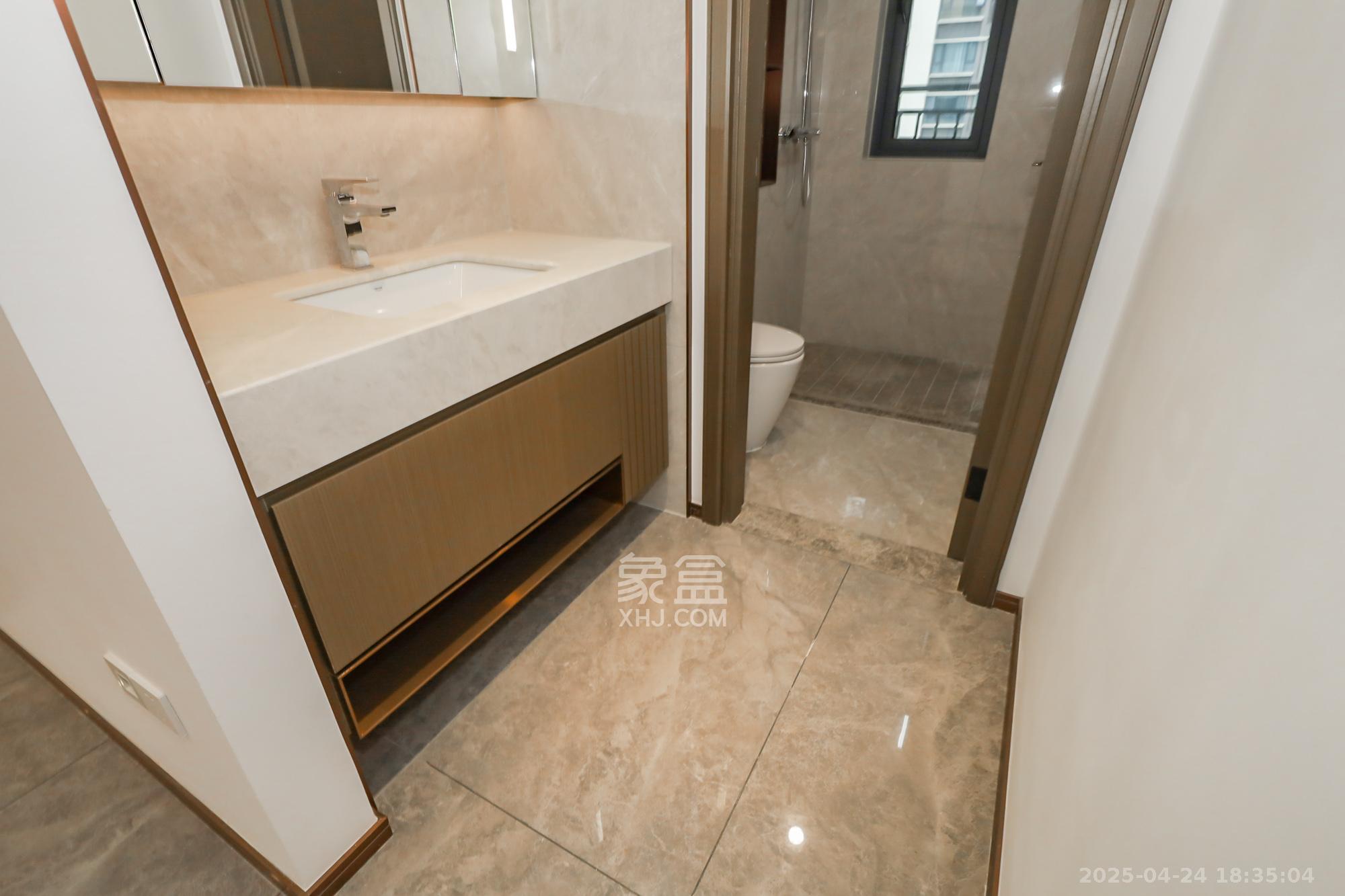 滨江府1913  4室2厅3卫   495.00万卫生间