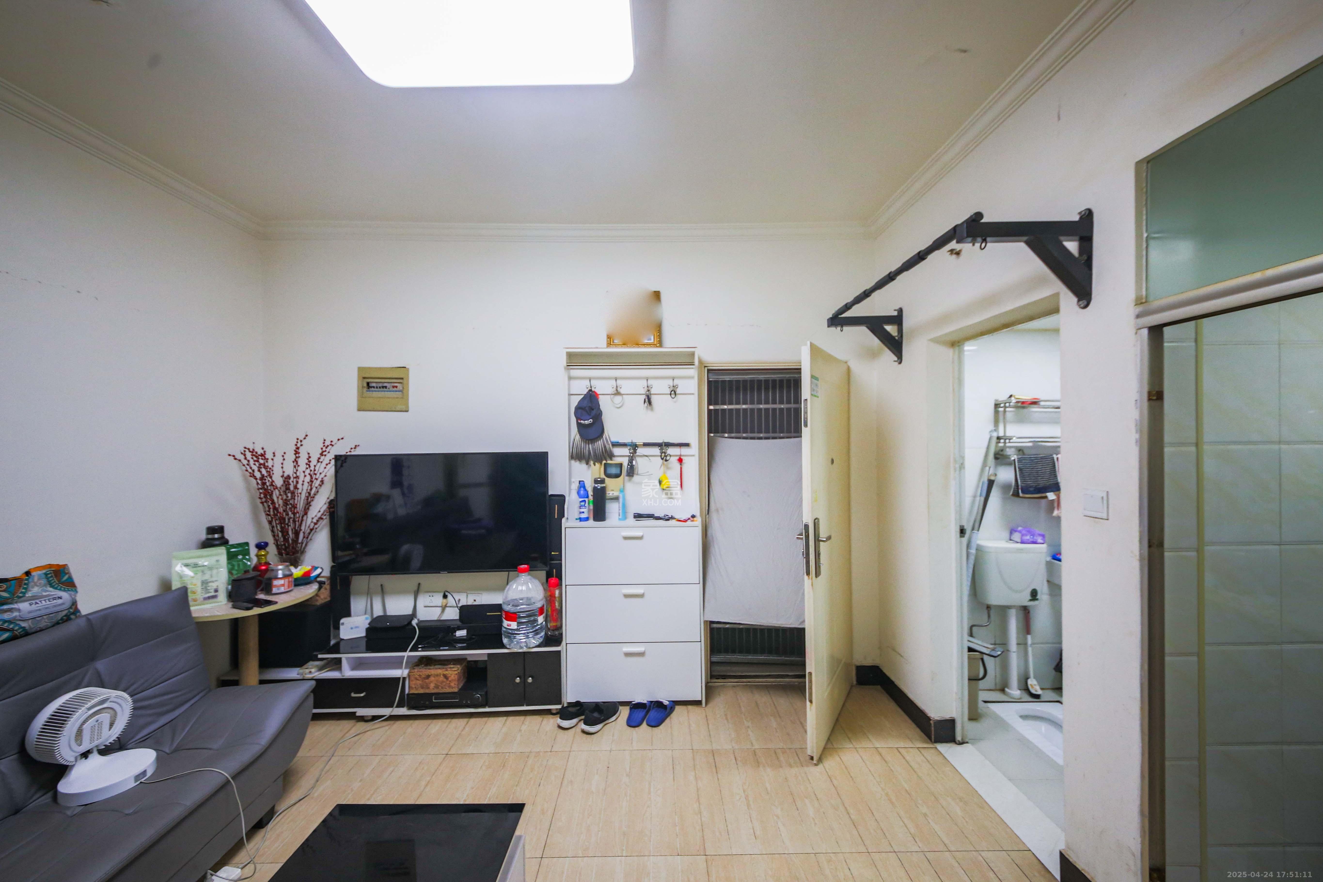 满庭芳小区  1室1厅1卫   42.00万客厅