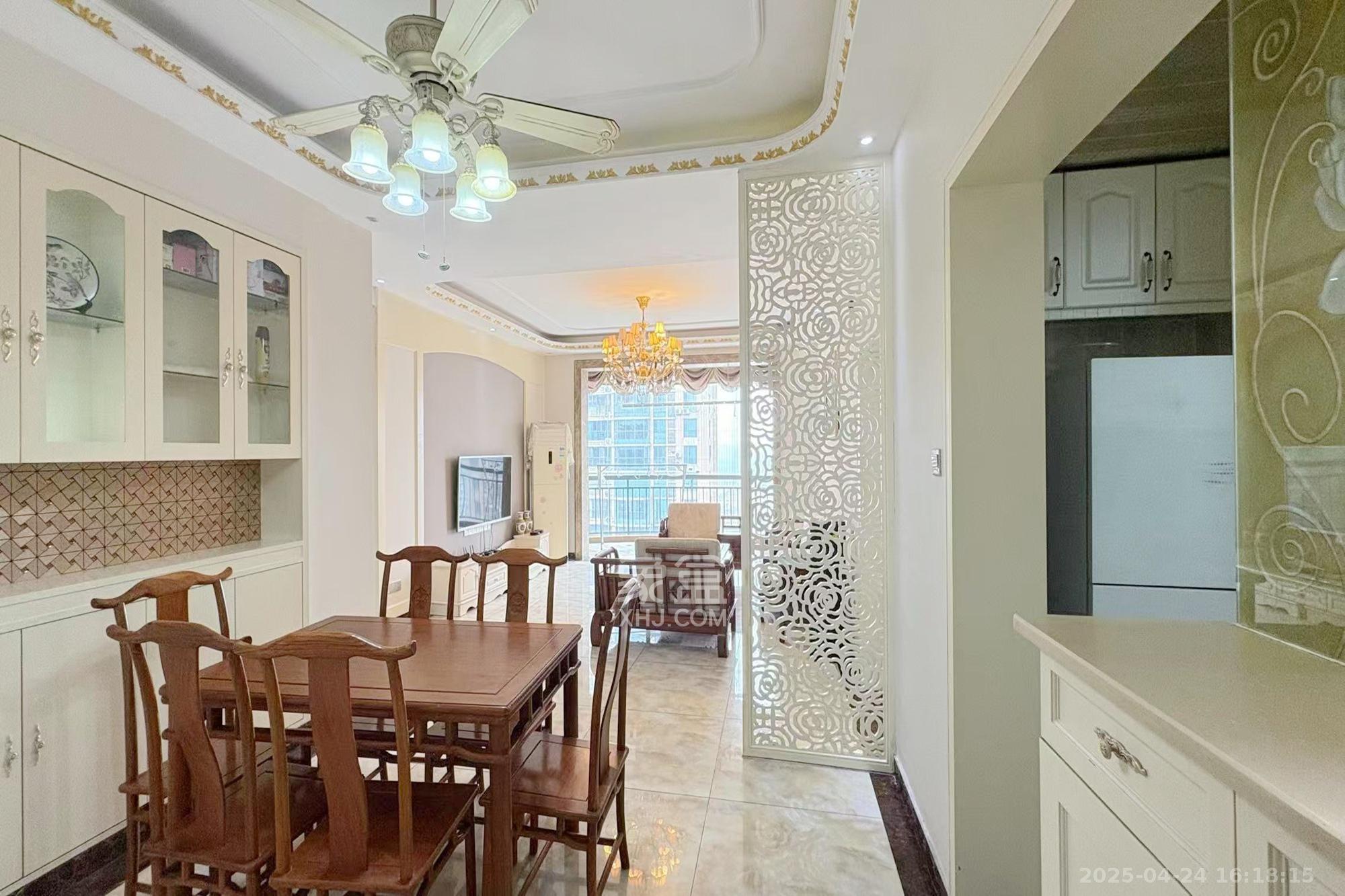 融圣国际  3室2厅2卫    176.0万客厅