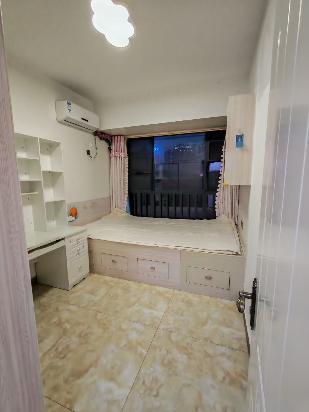 逸臣中央 2室1厅1卫 1666.0元/月 逸臣中央 2室1厅1卫 1666.0元/月室内图