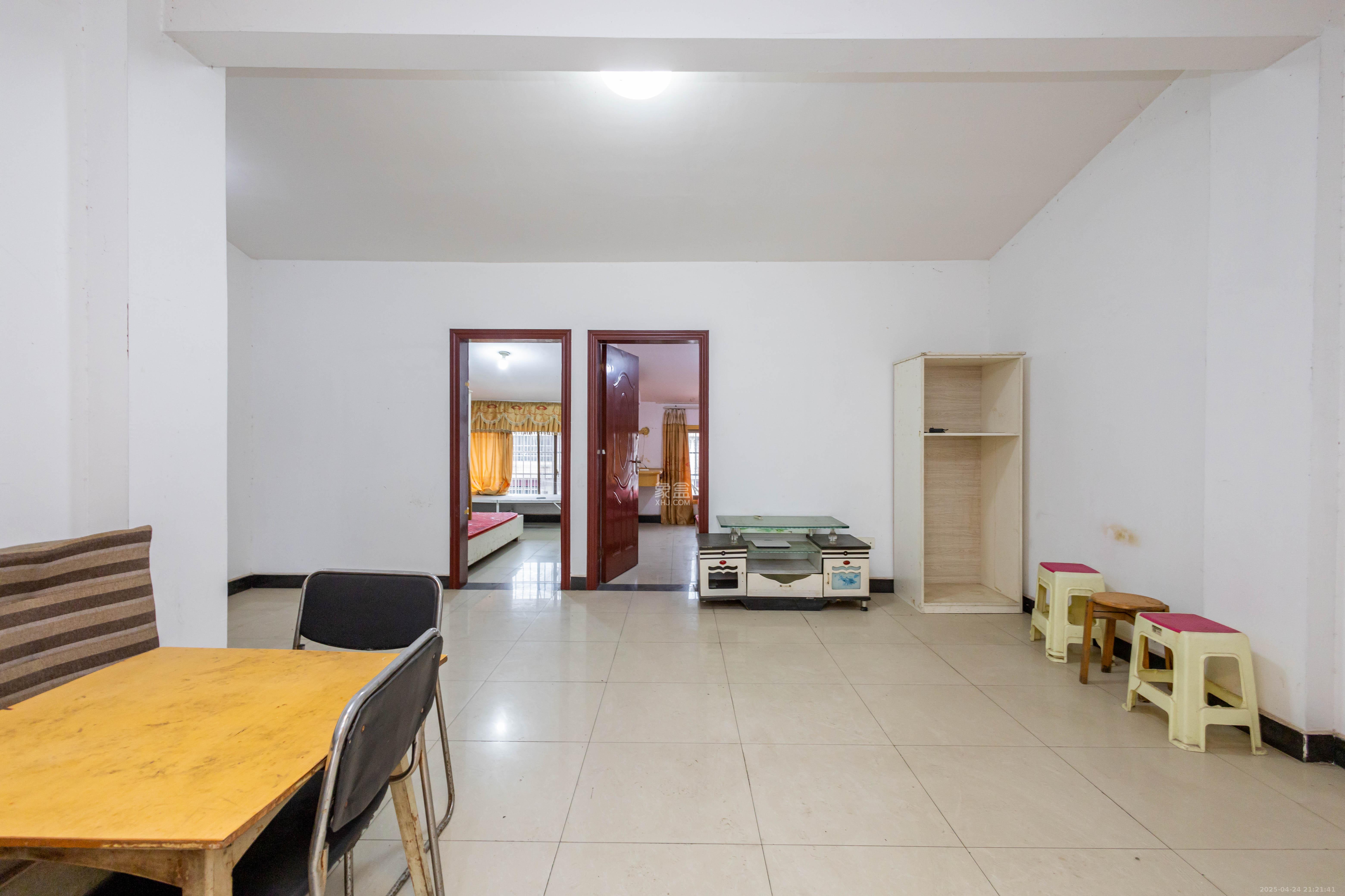 华湘安置小区  8室6厅3卫    210.0万 华湘安置小区  8室6厅3卫    210.0万客厅