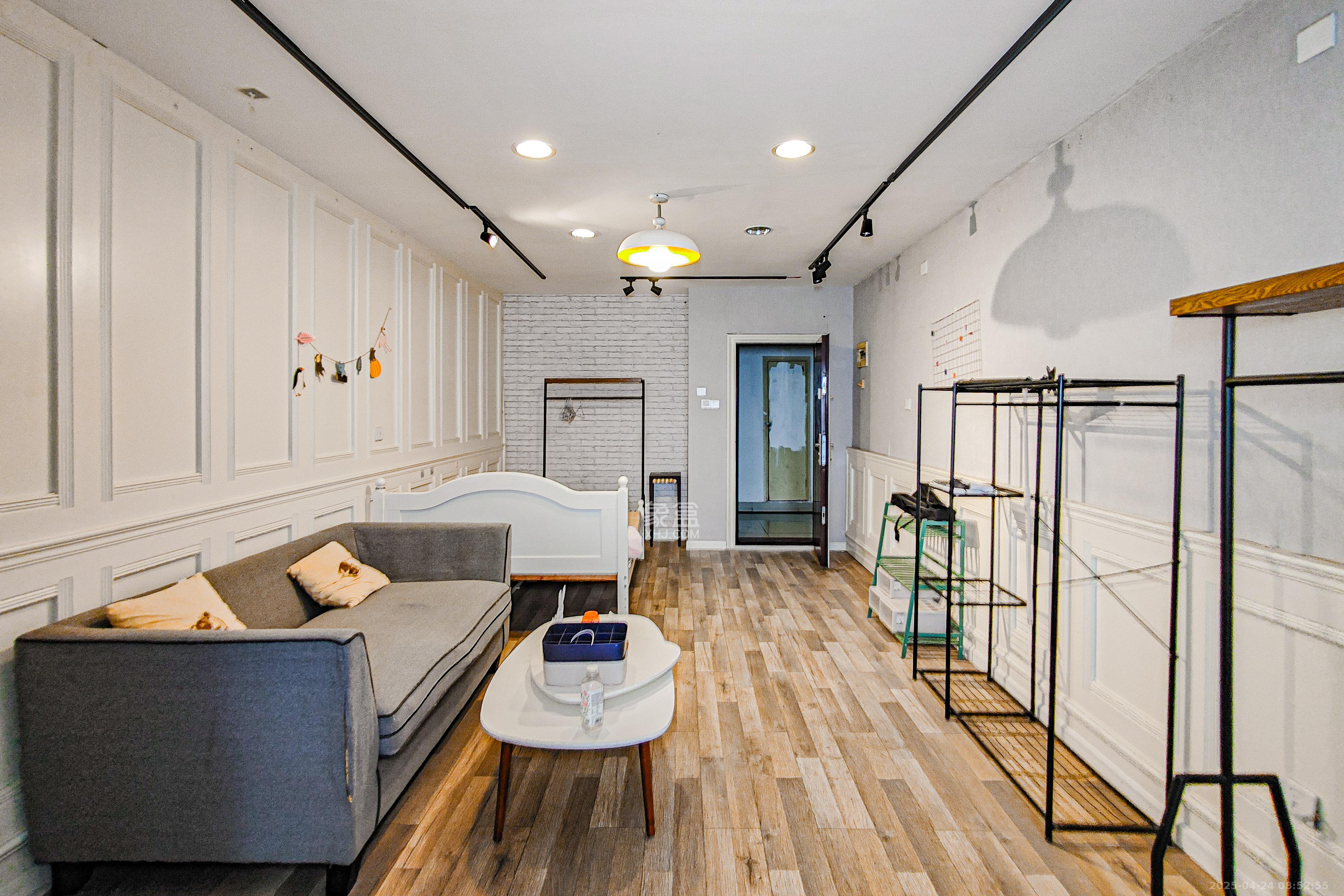 东一国际 1室1厅1卫 29.0万 东一国际 1室1厅1卫 29.0万客厅