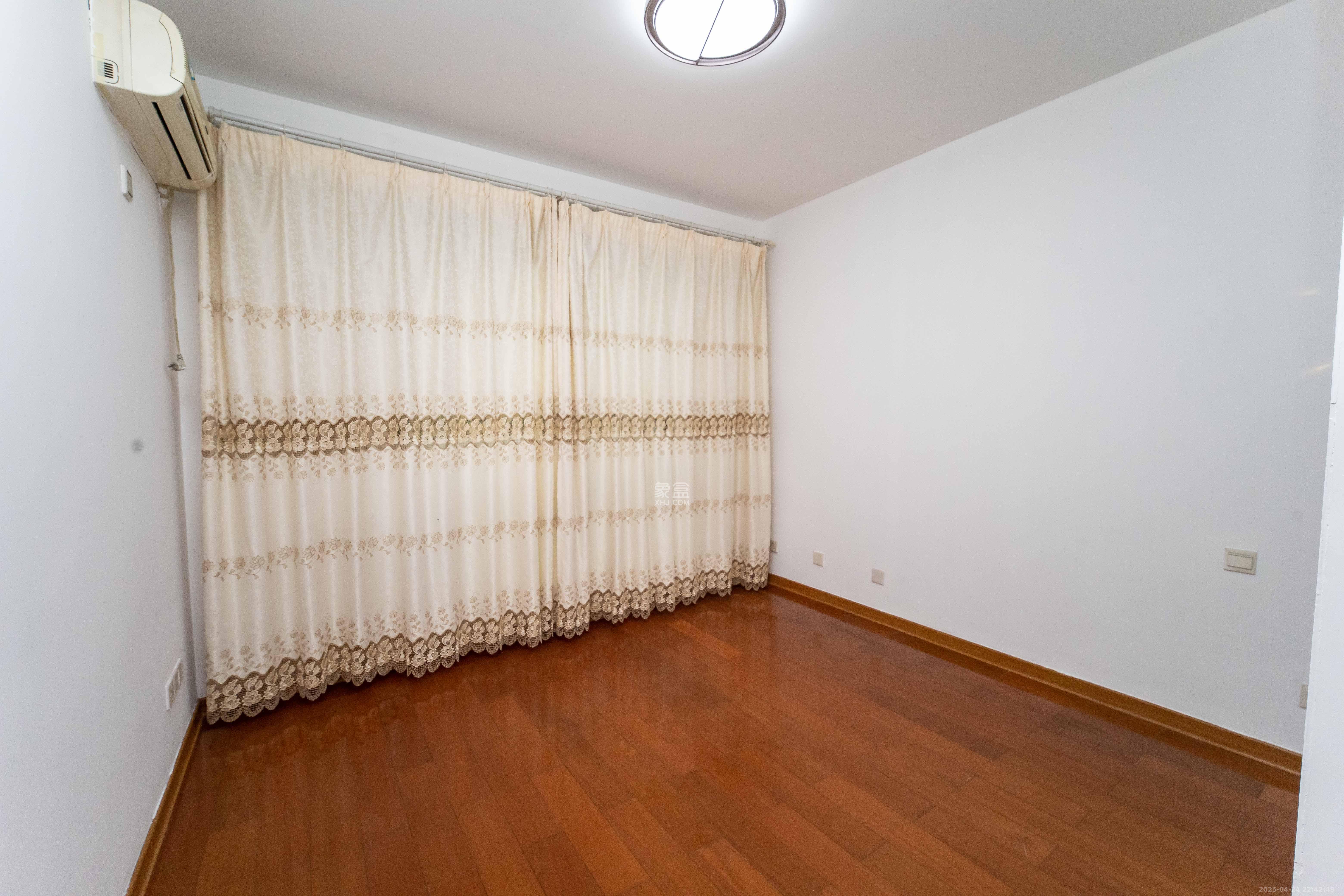 星城世家  3室2厅2卫    165.0万 星城世家  3室2厅2卫    165.0万卧室