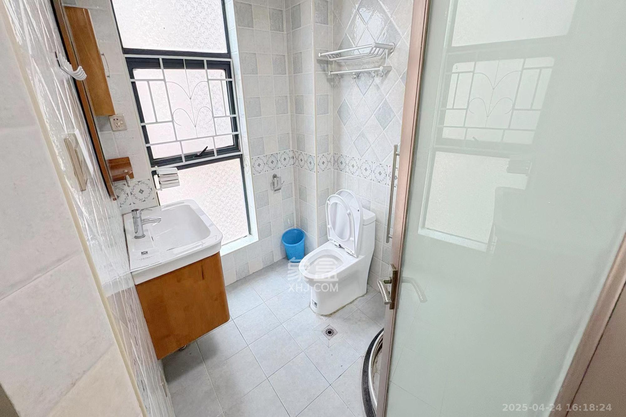 融圣国际  3室2厅2卫    176.0万卫生间