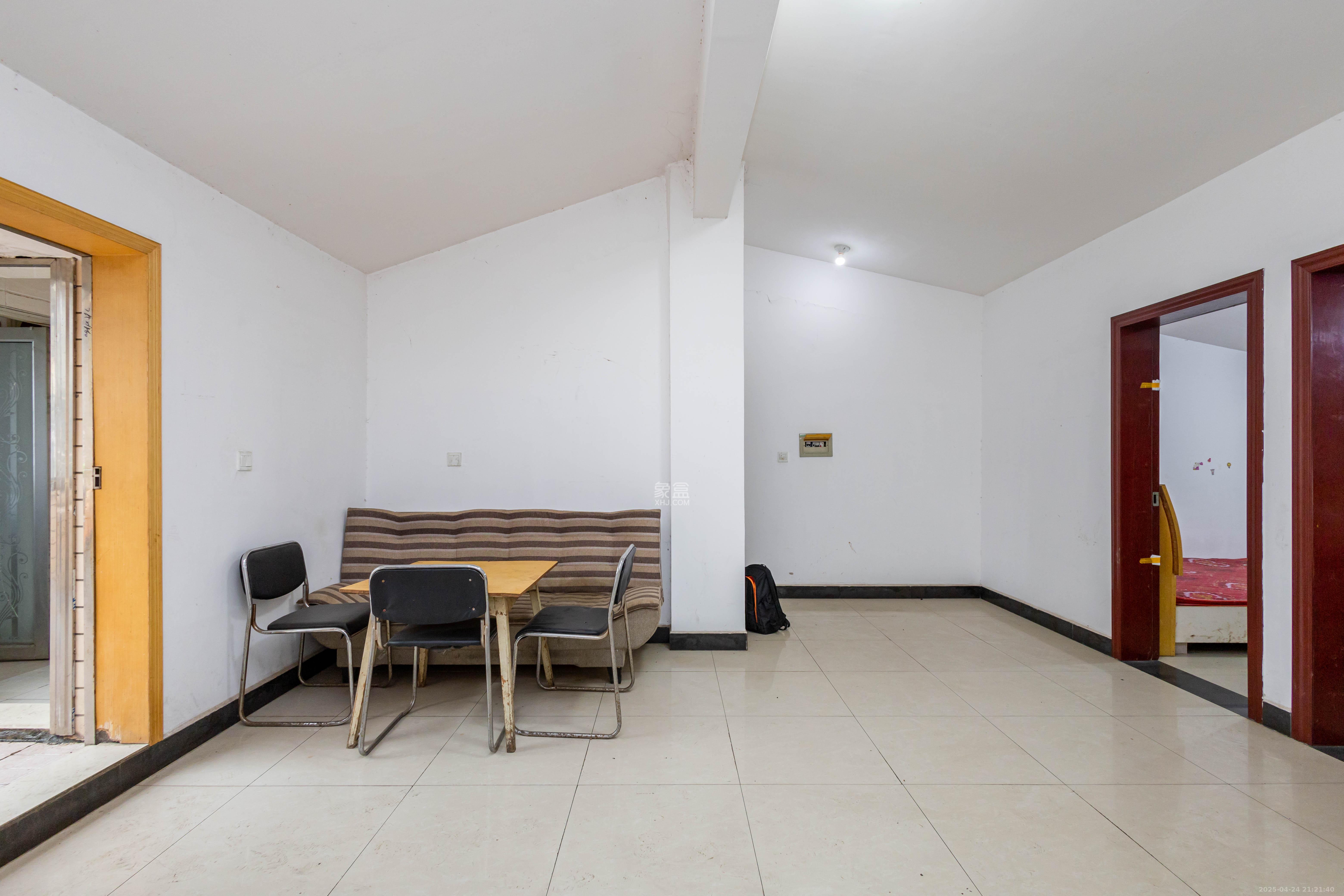 华湘安置小区  8室6厅3卫    210.0万 华湘安置小区  8室6厅3卫    210.0万客厅