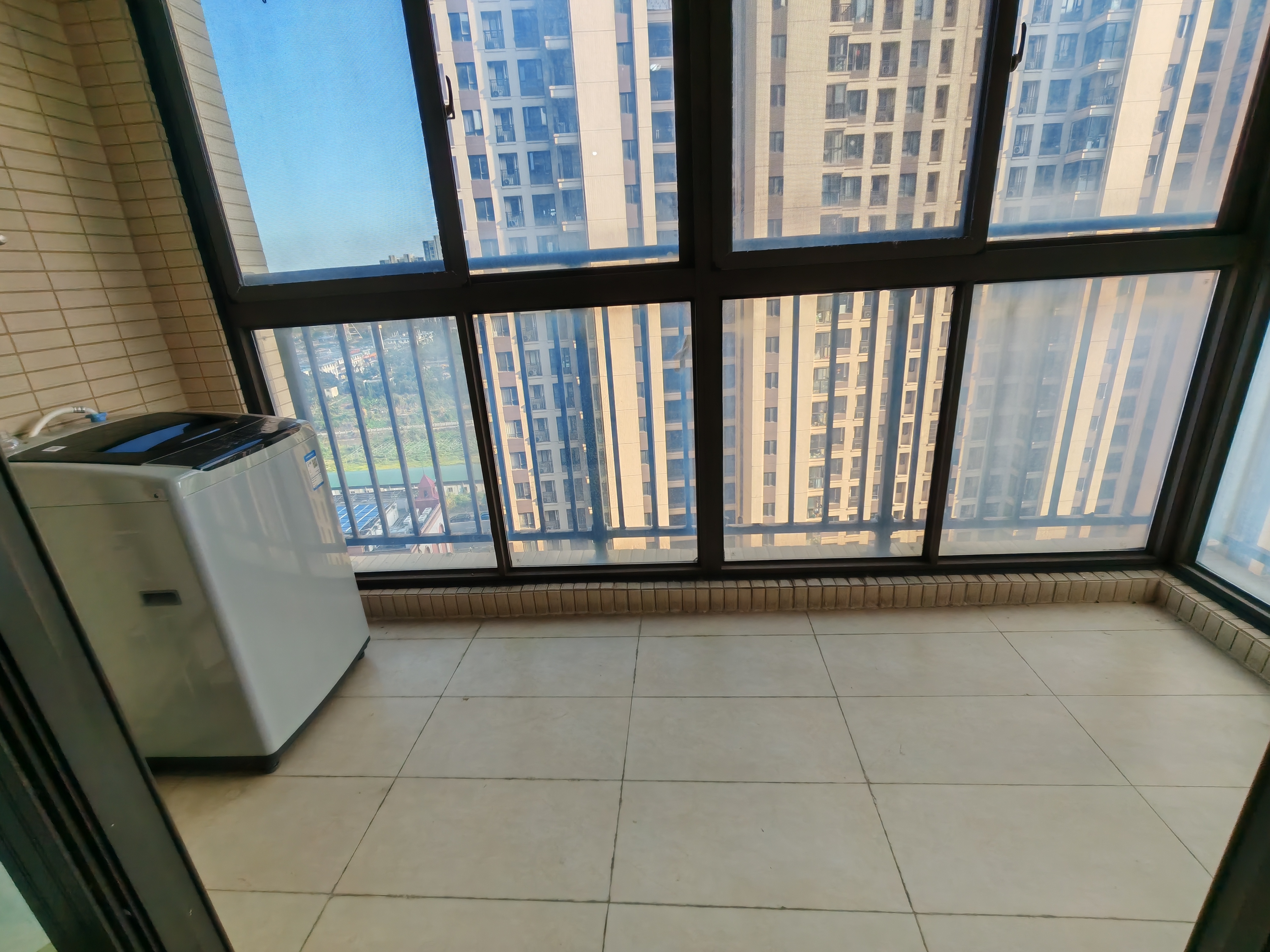 中海锦城 3室2厅2卫 180.0万 中海锦城 3室2厅2卫 180.0万客厅