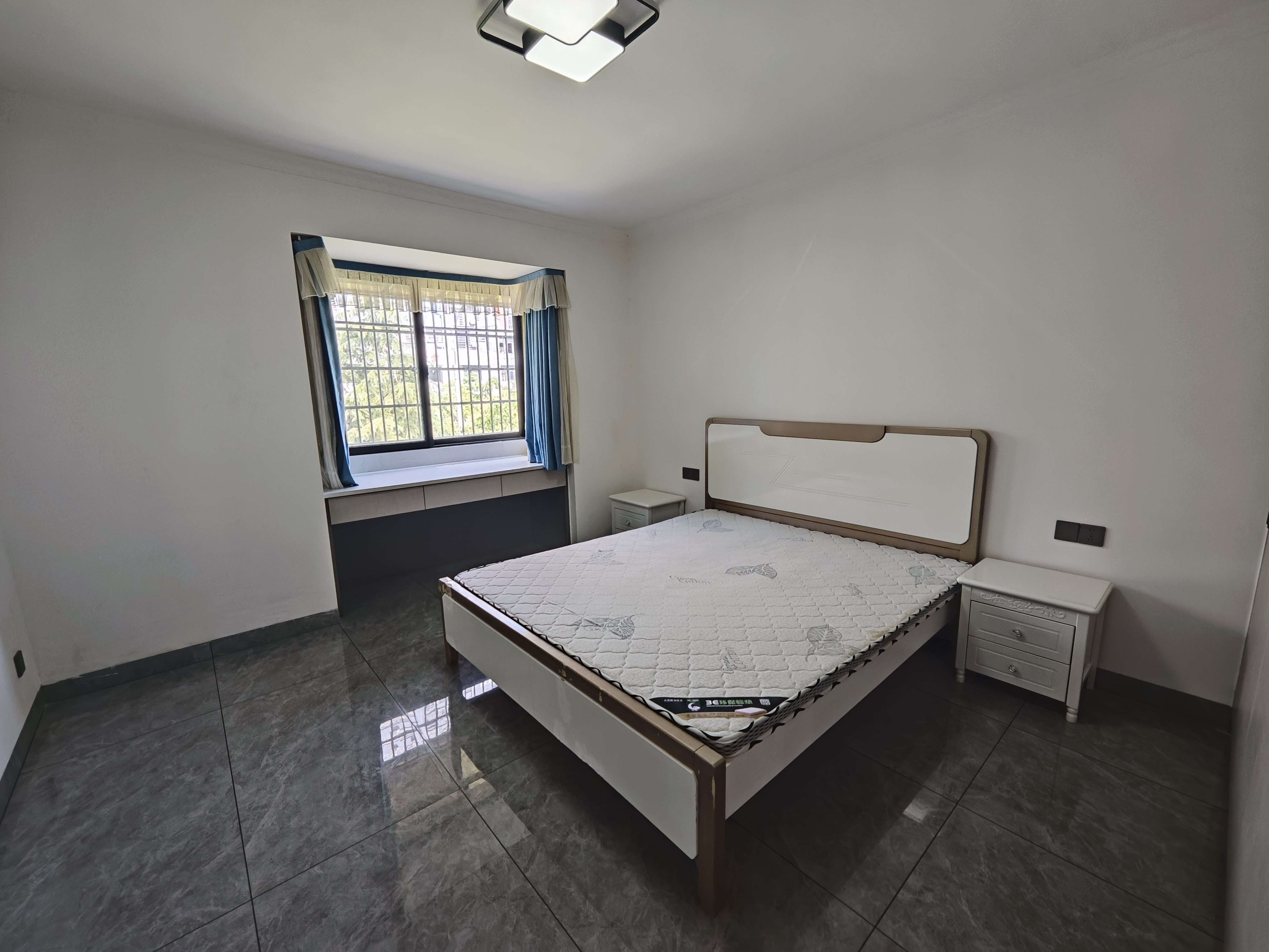 娄星东苑  5室2厅2卫    2500.0元/月室内图