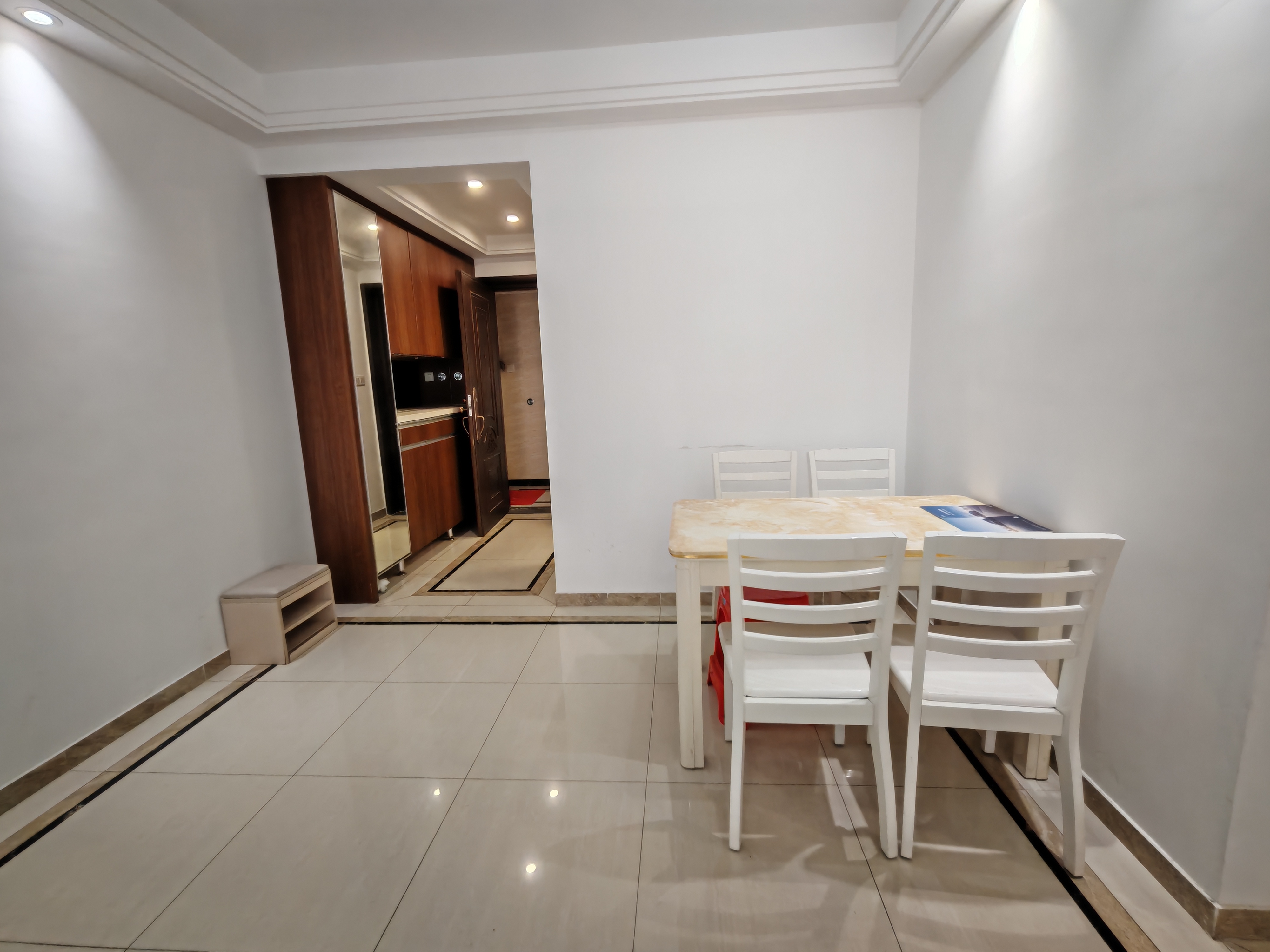 中海锦城 3室2厅2卫 180.0万 中海锦城 3室2厅2卫 180.0万客厅