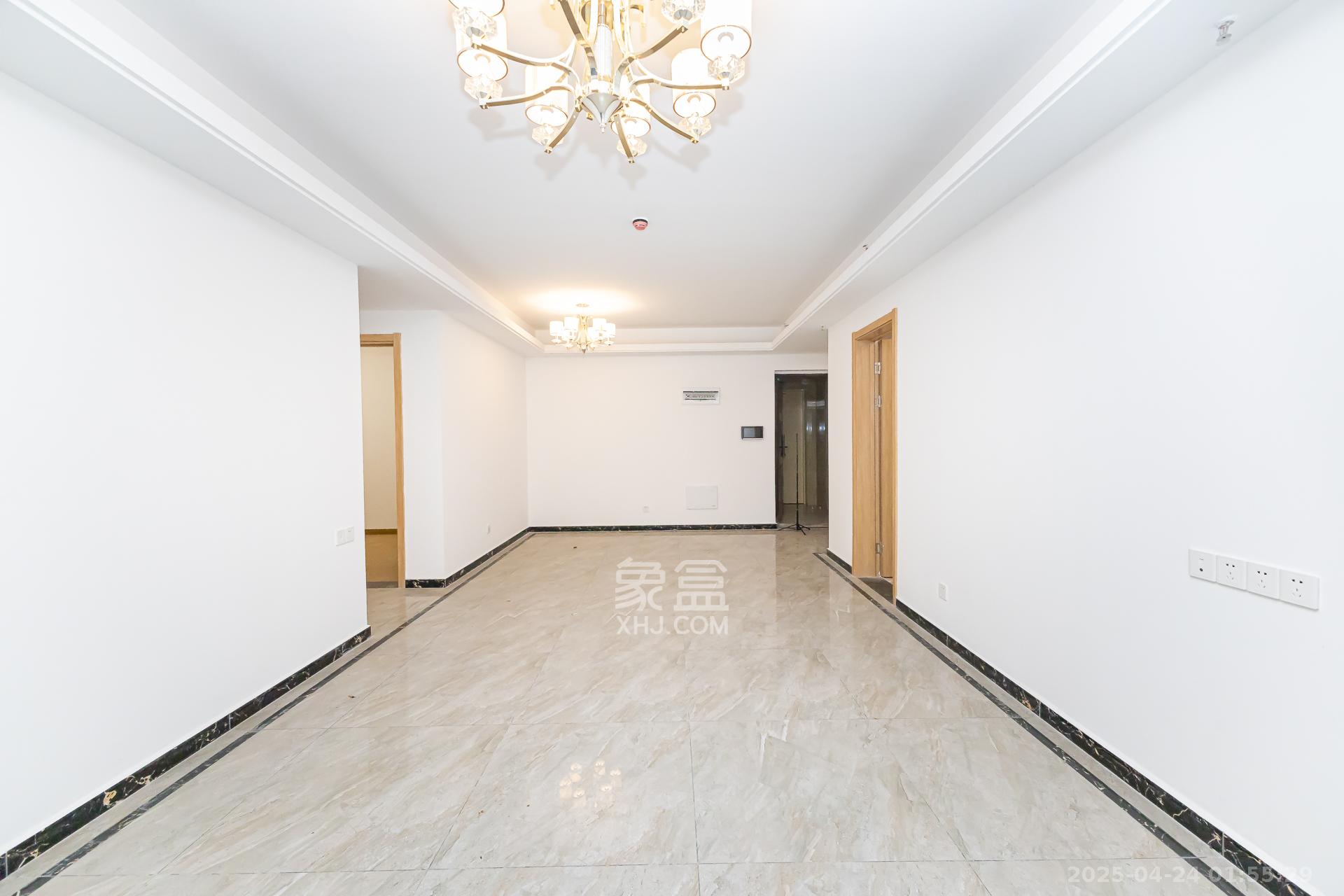 万润滨江天著 3室2厅2卫 125.0万 万润滨江天著 3室2厅2卫 125.0万客厅