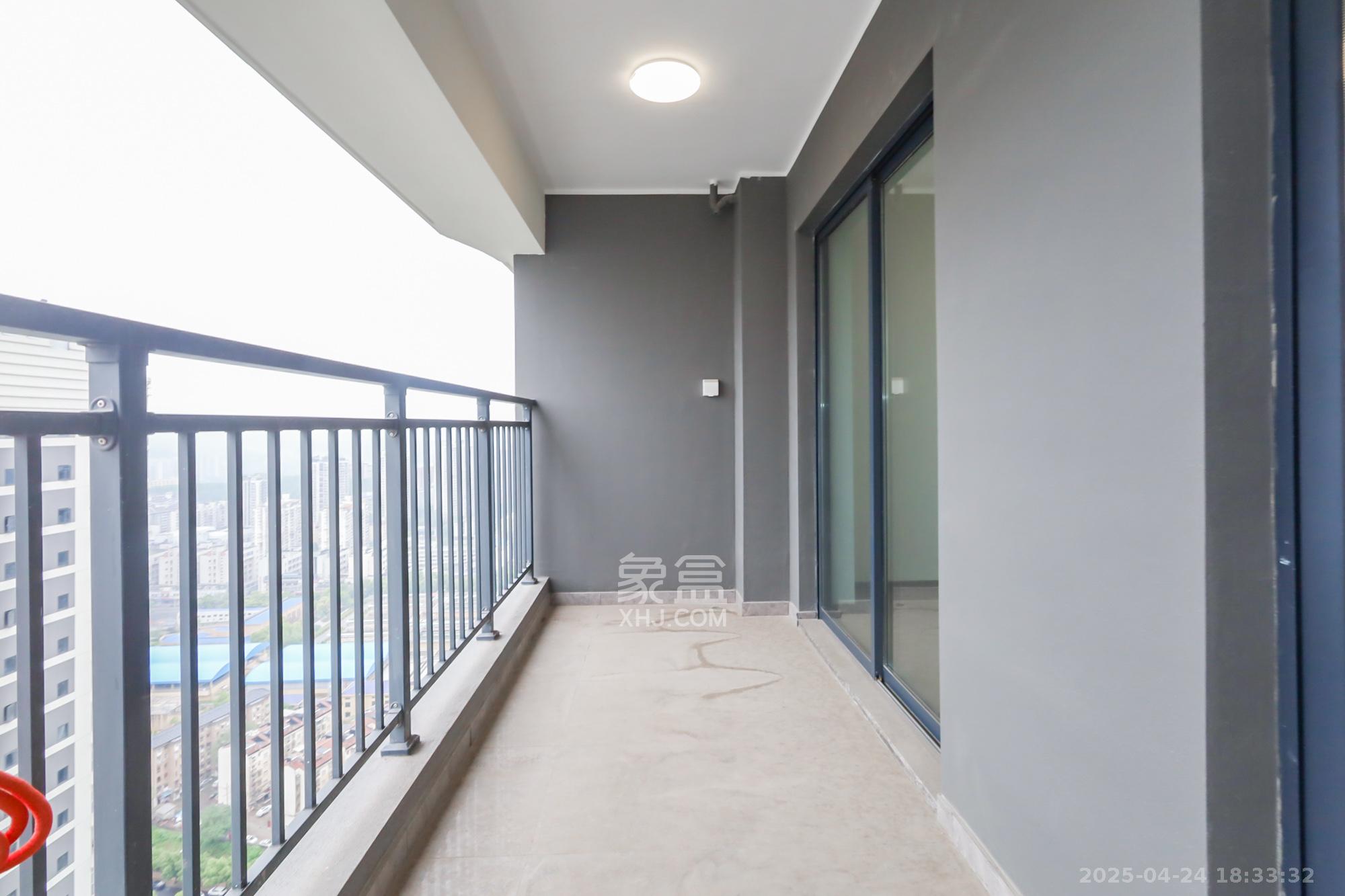 滨江府1913  4室2厅3卫    360.0万 滨江府1913  4室2厅3卫    360.0万阳台