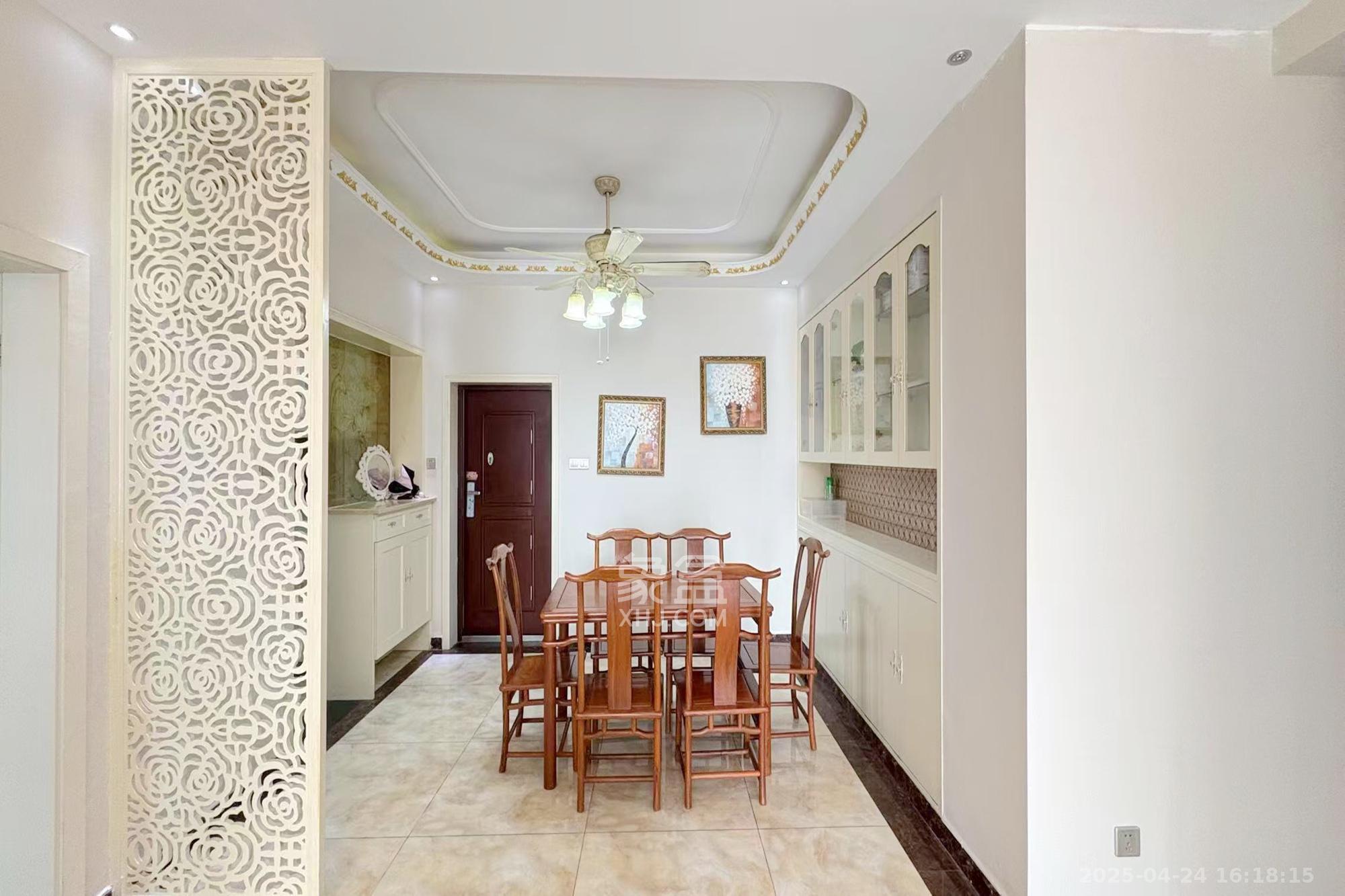 融圣国际  3室2厅2卫    176.0万客厅